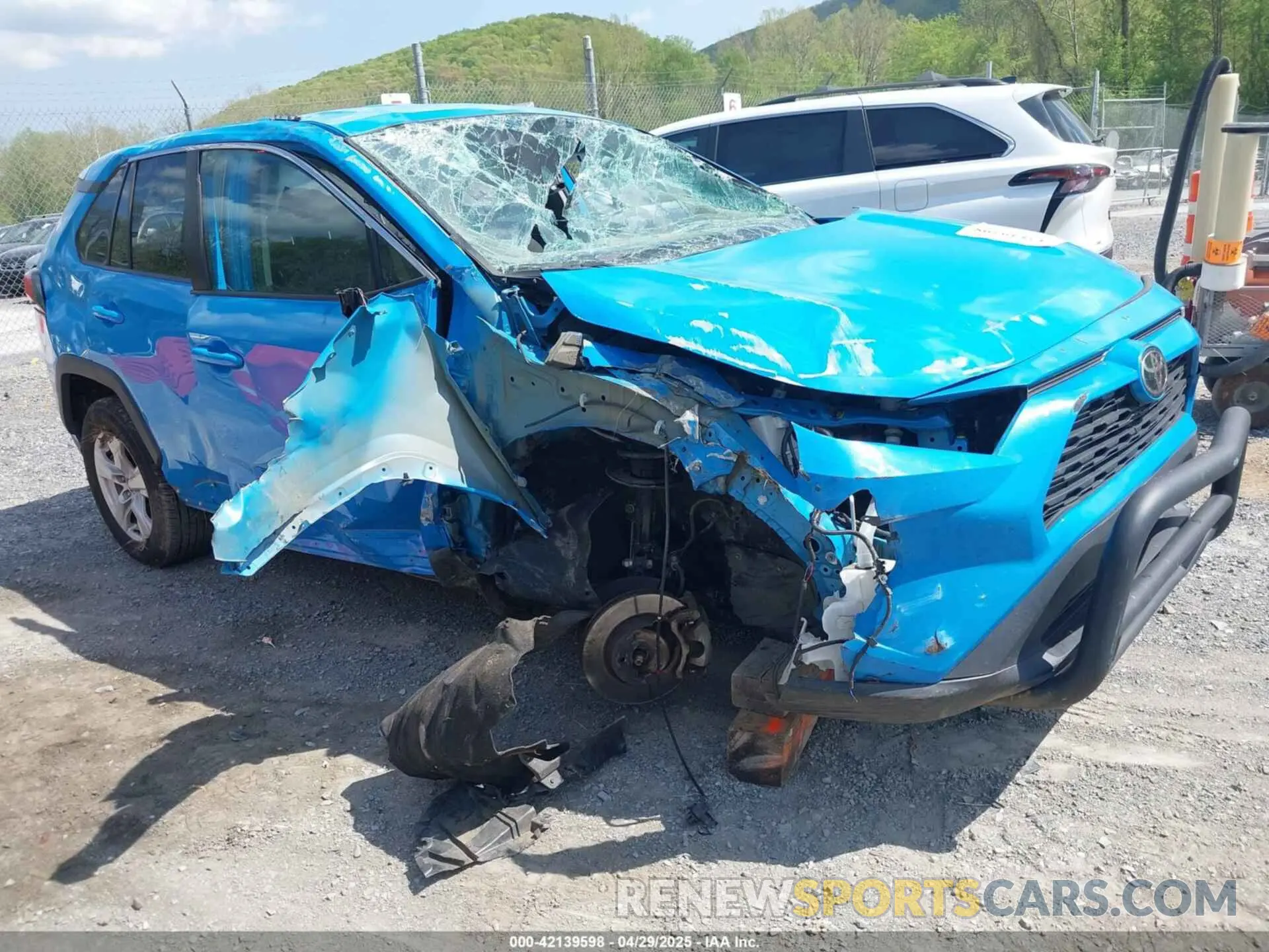 1 Photograph of a damaged car 2T3P1RFV8MW152029 TOYOTA RAV4 2021