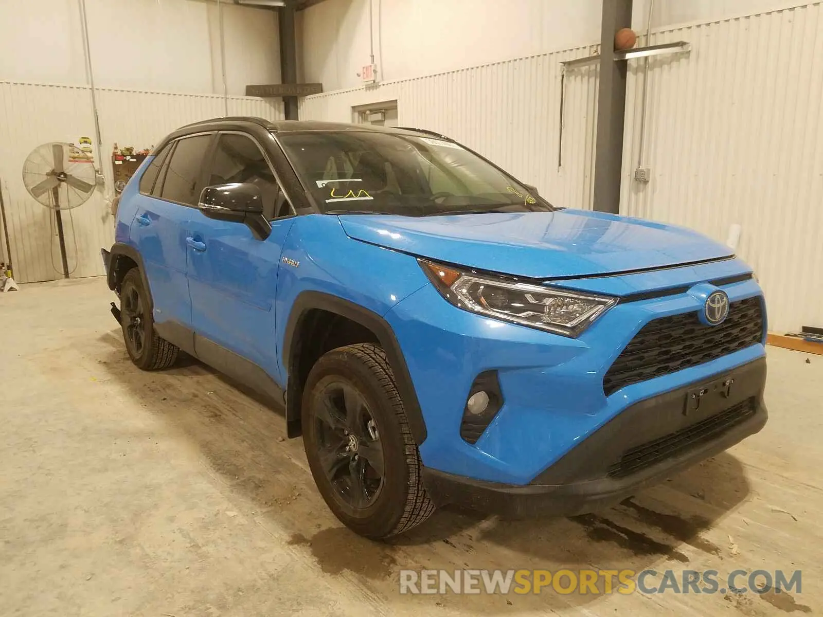 1 Photograph of a damaged car 2T3R6RFV7MW005663 TOYOTA RAV4 2021