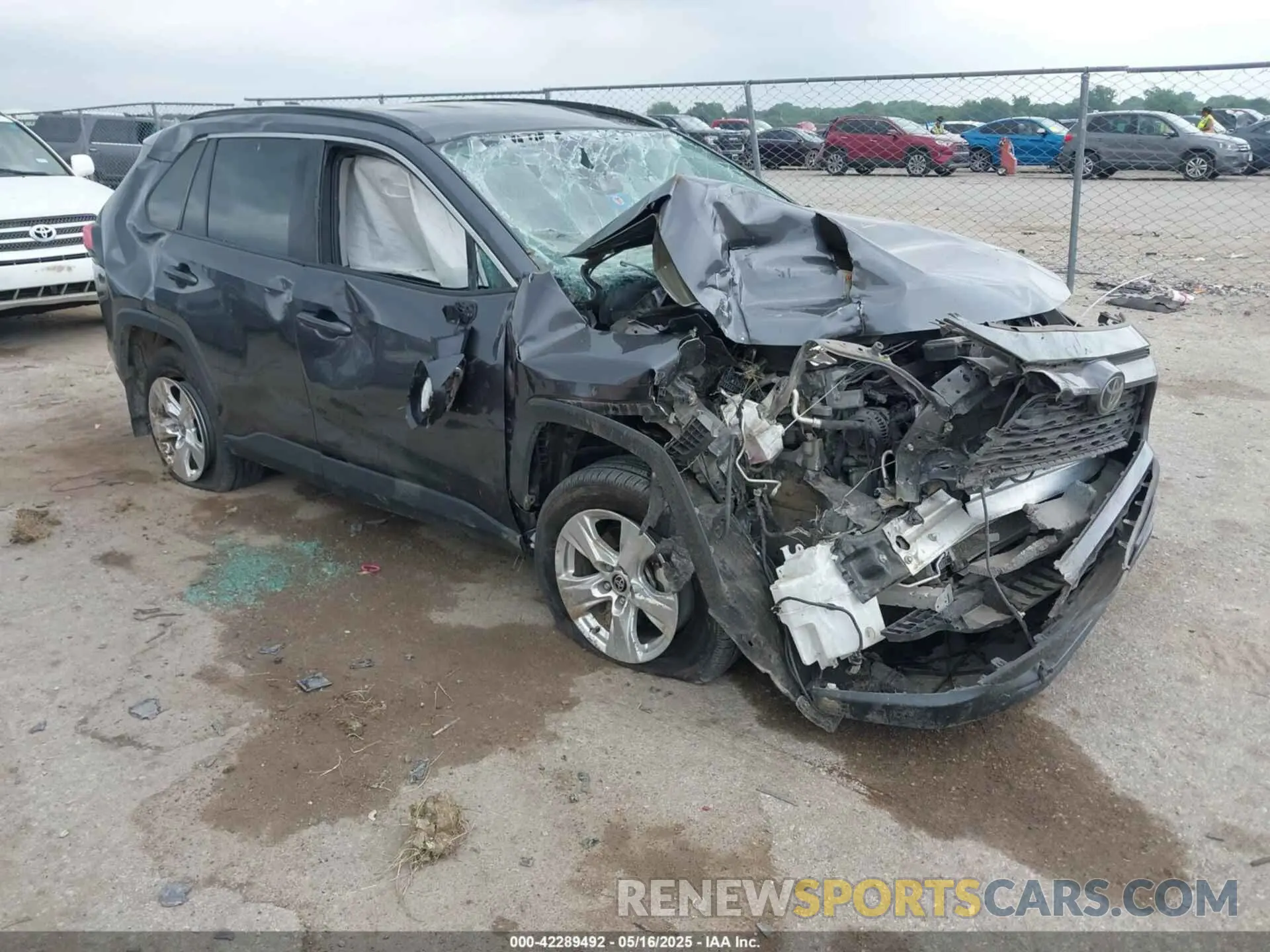 1 Фотография поврежденного автомобиля 2T3W1RFV2MC160236 TOYOTA RAV4 2021