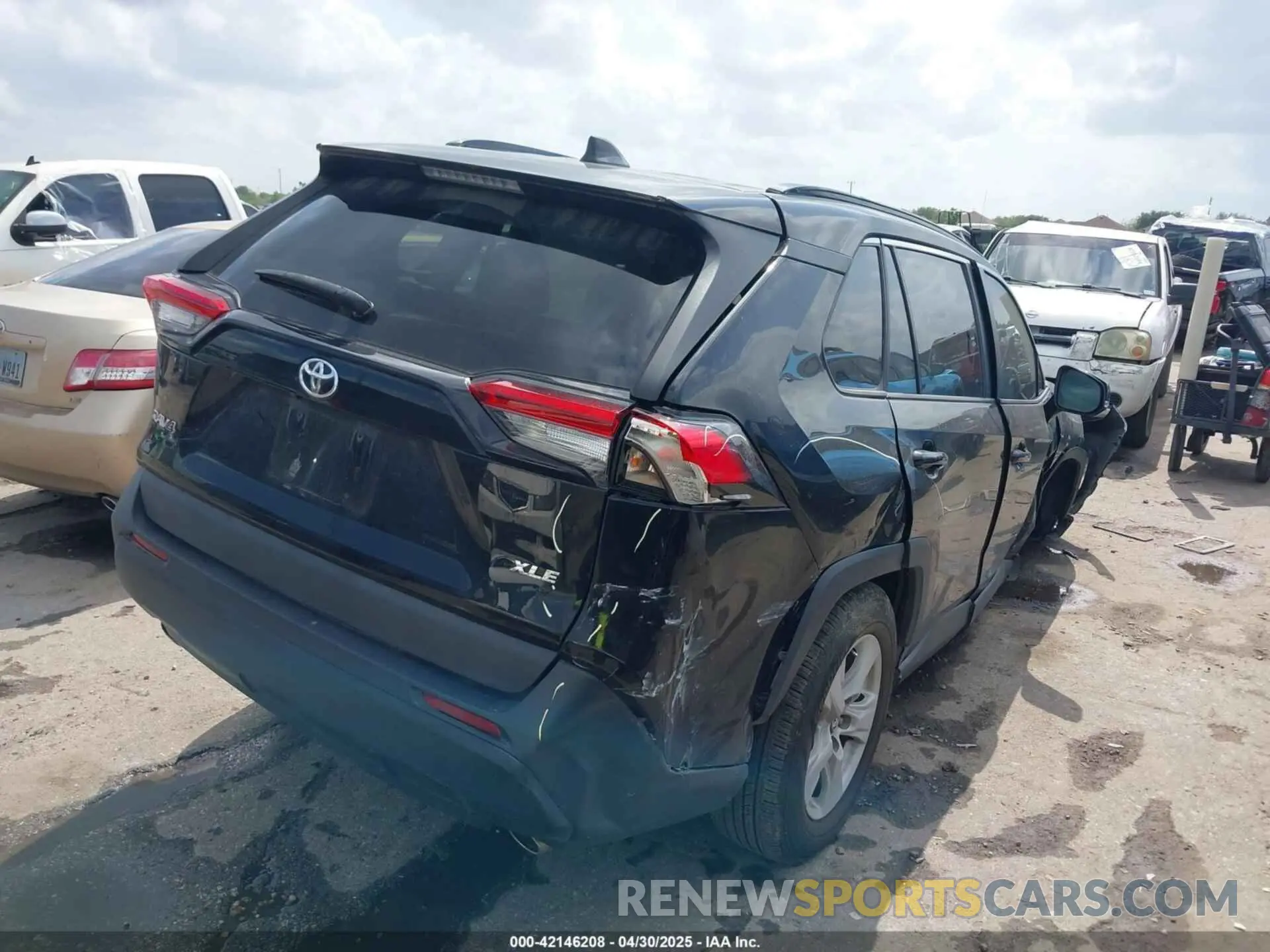 4 Photograph of a damaged car 2T3W1RFV2MW109141 TOYOTA RAV4 2021