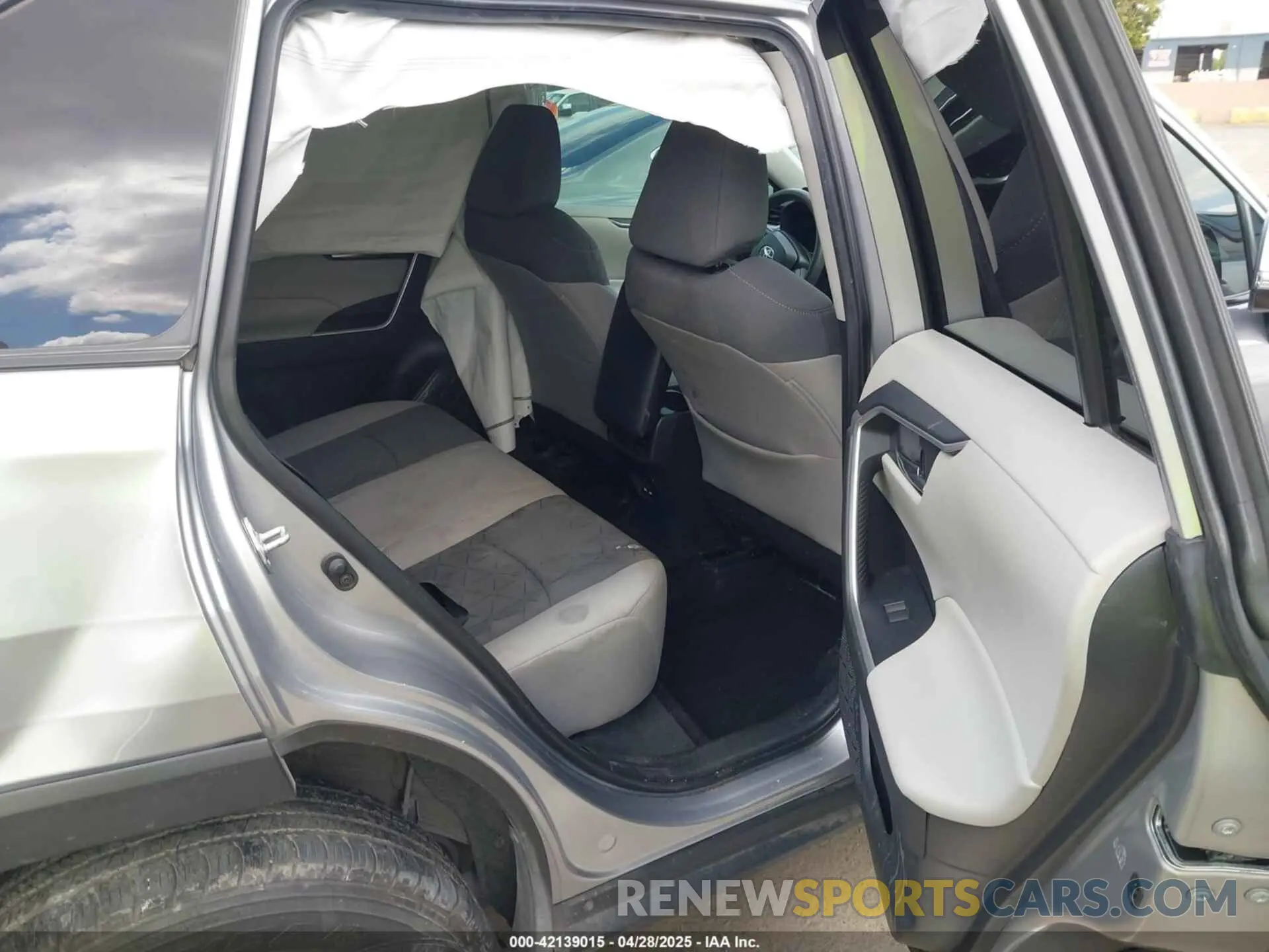 8 Photograph of a damaged car 2T3W1RFV3MC142277 TOYOTA RAV4 2021