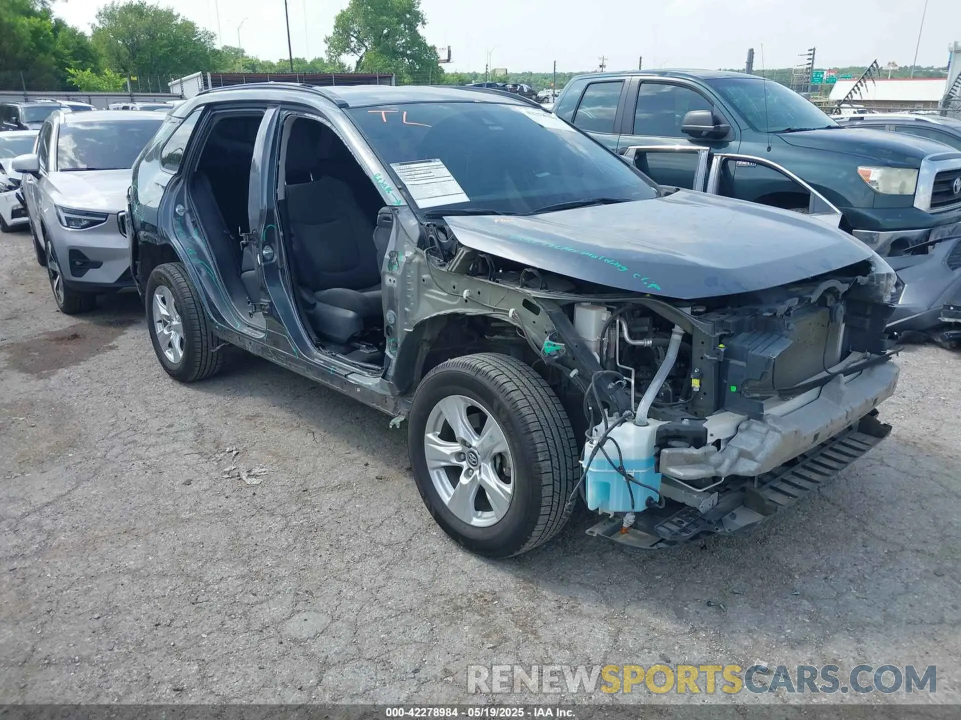 1 Photograph of a damaged car 2T3W1RFV5MC092028 TOYOTA RAV4 2021