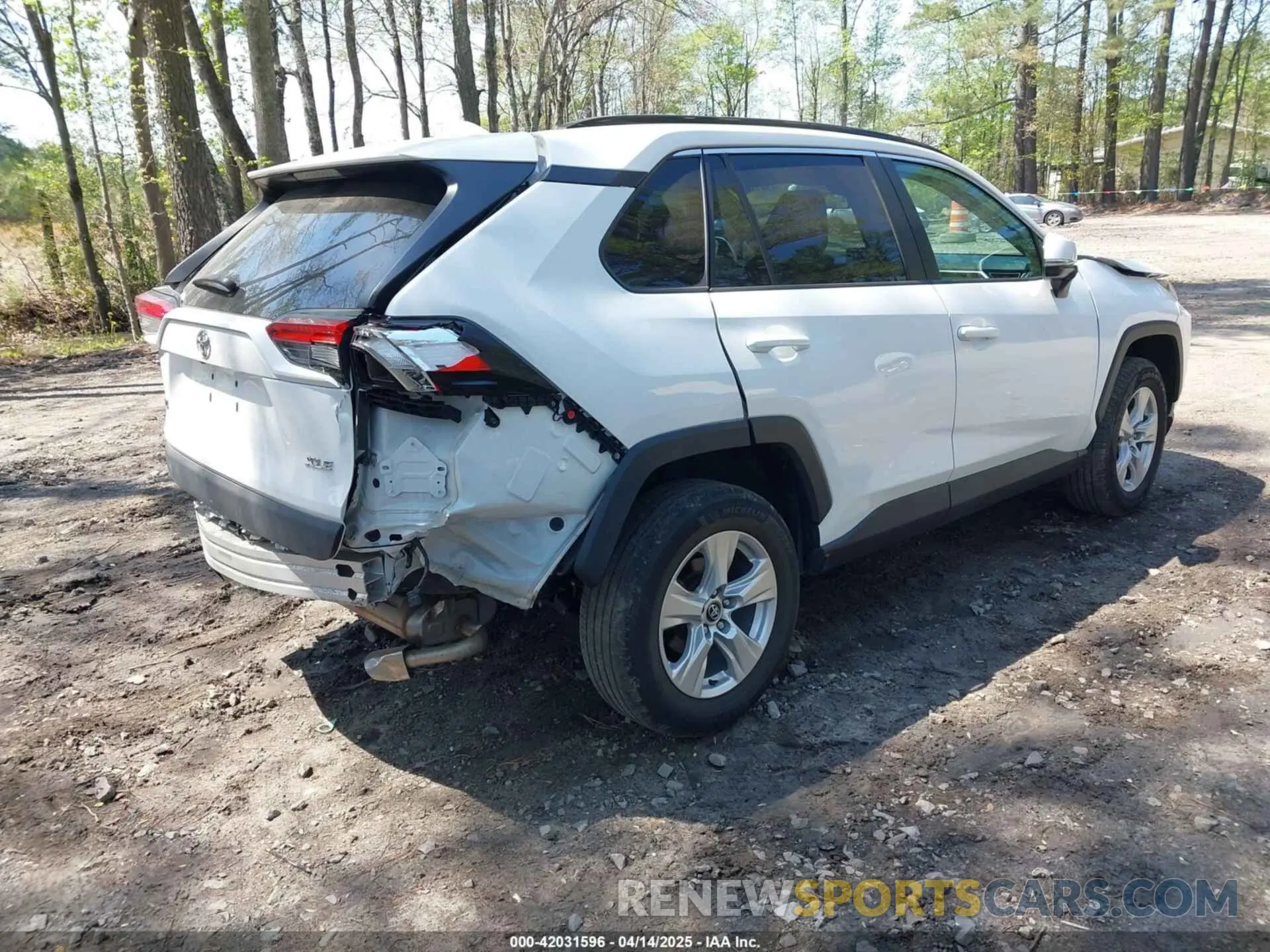 4 Photograph of a damaged car 2T3W1RFV5MW118836 TOYOTA RAV4 2021