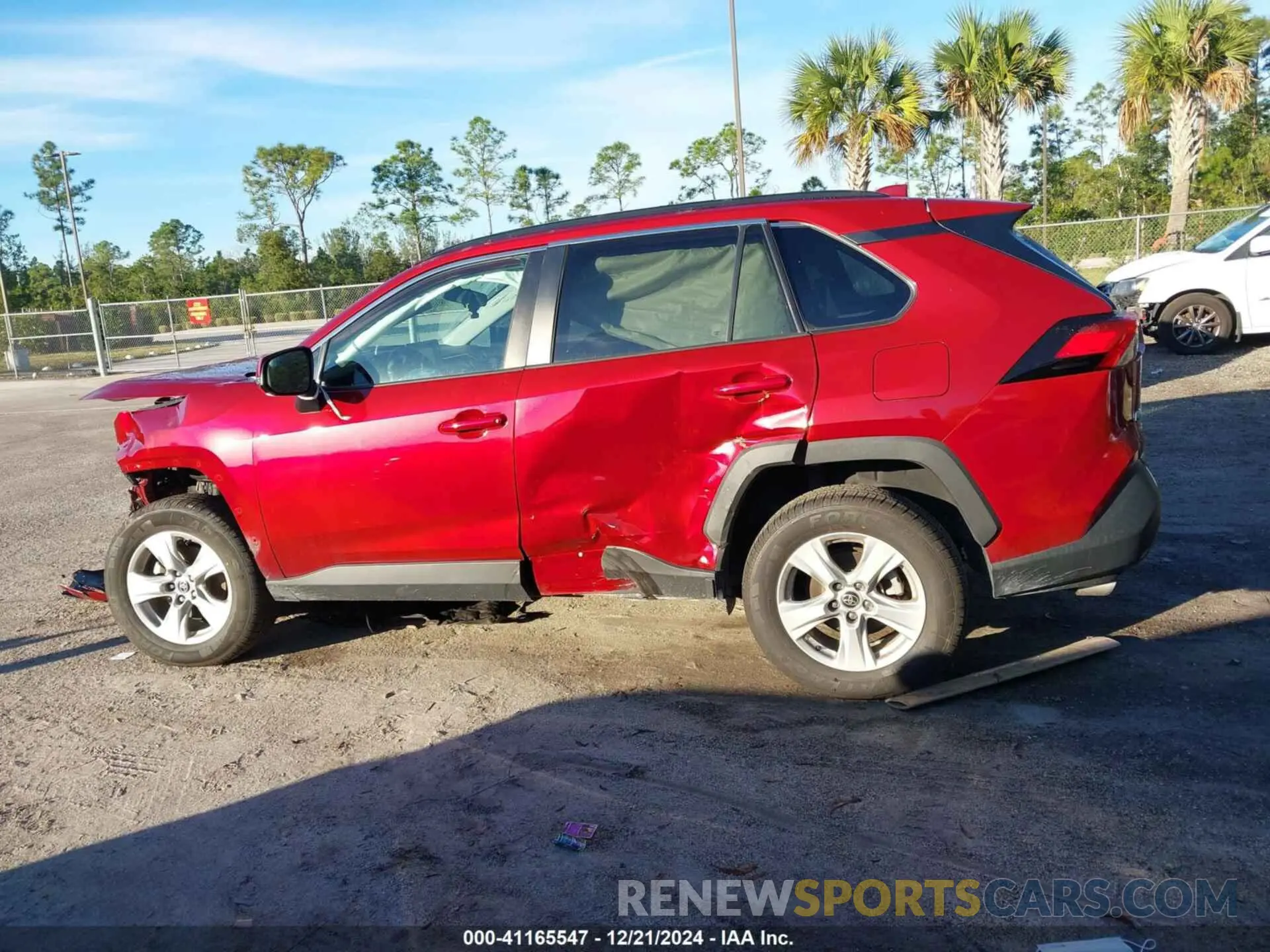14 Photograph of a damaged car 2T3W1RFV5MW141050 TOYOTA RAV4 2021