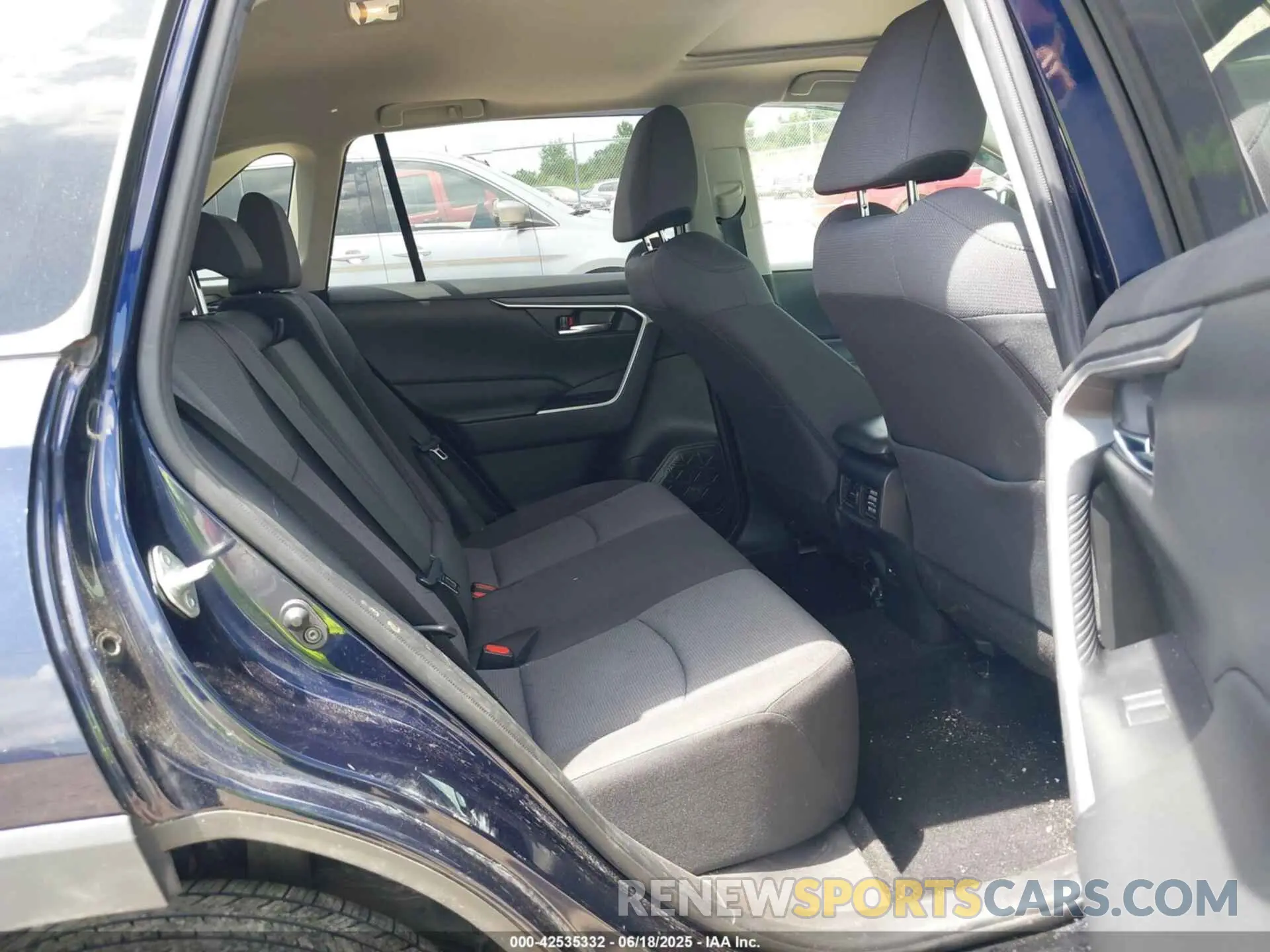8 Фотография поврежденного автомобиля JTMP1RFV3MD072909 TOYOTA RAV4 2021