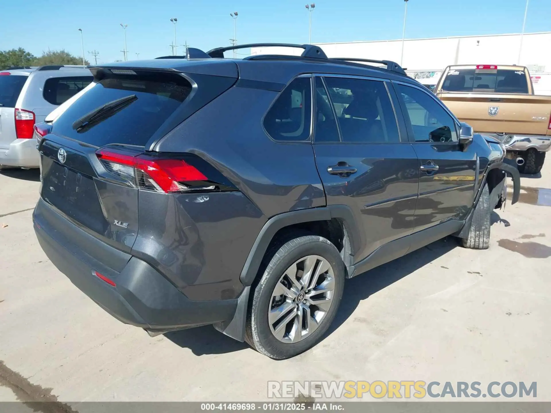4 Photograph of a damaged car 2T3C1RFV0NC207915 TOYOTA RAV4 2022