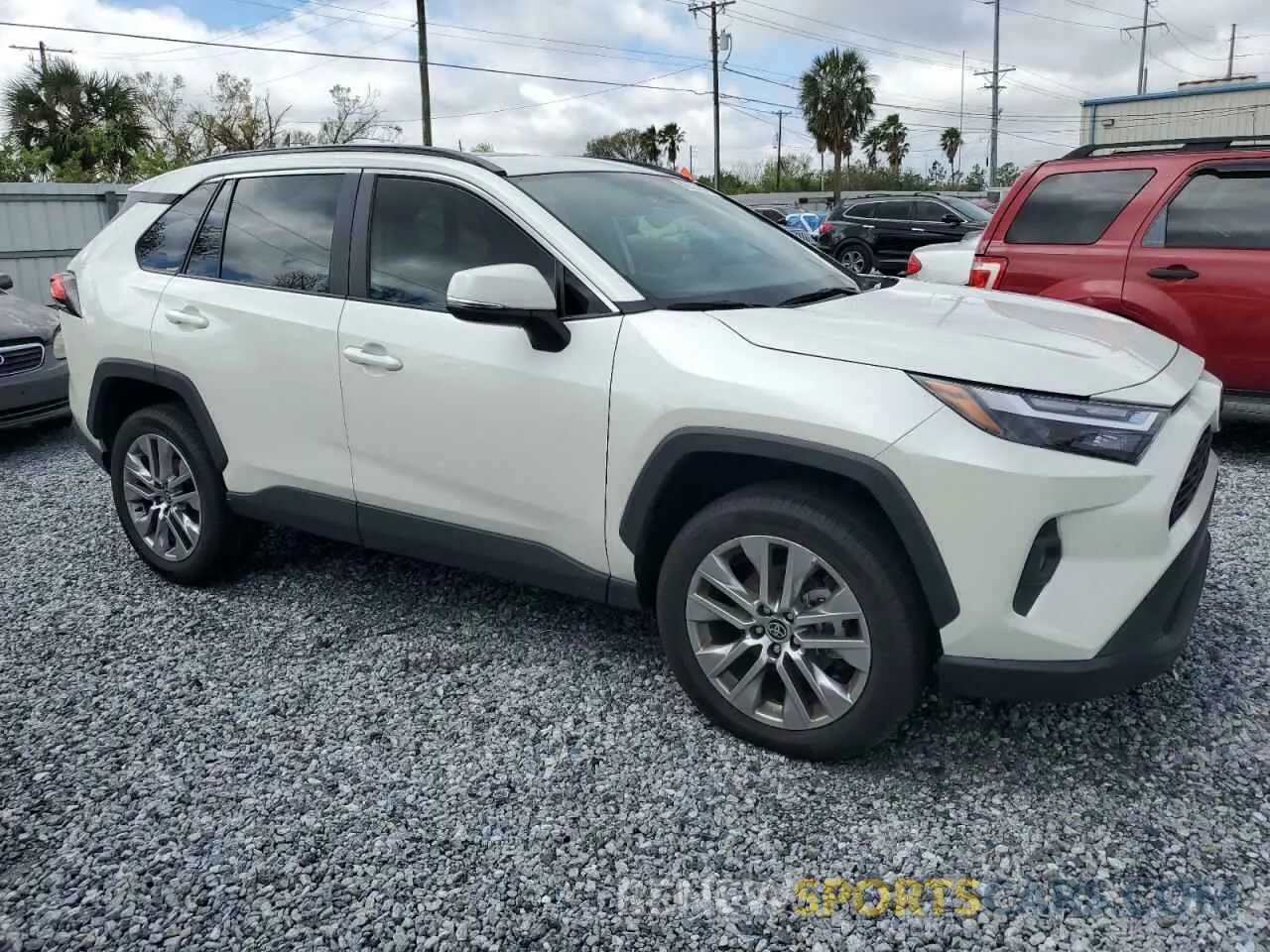 4 Photograph of a damaged car 2T3C1RFV0NW235633 TOYOTA RAV4 2022