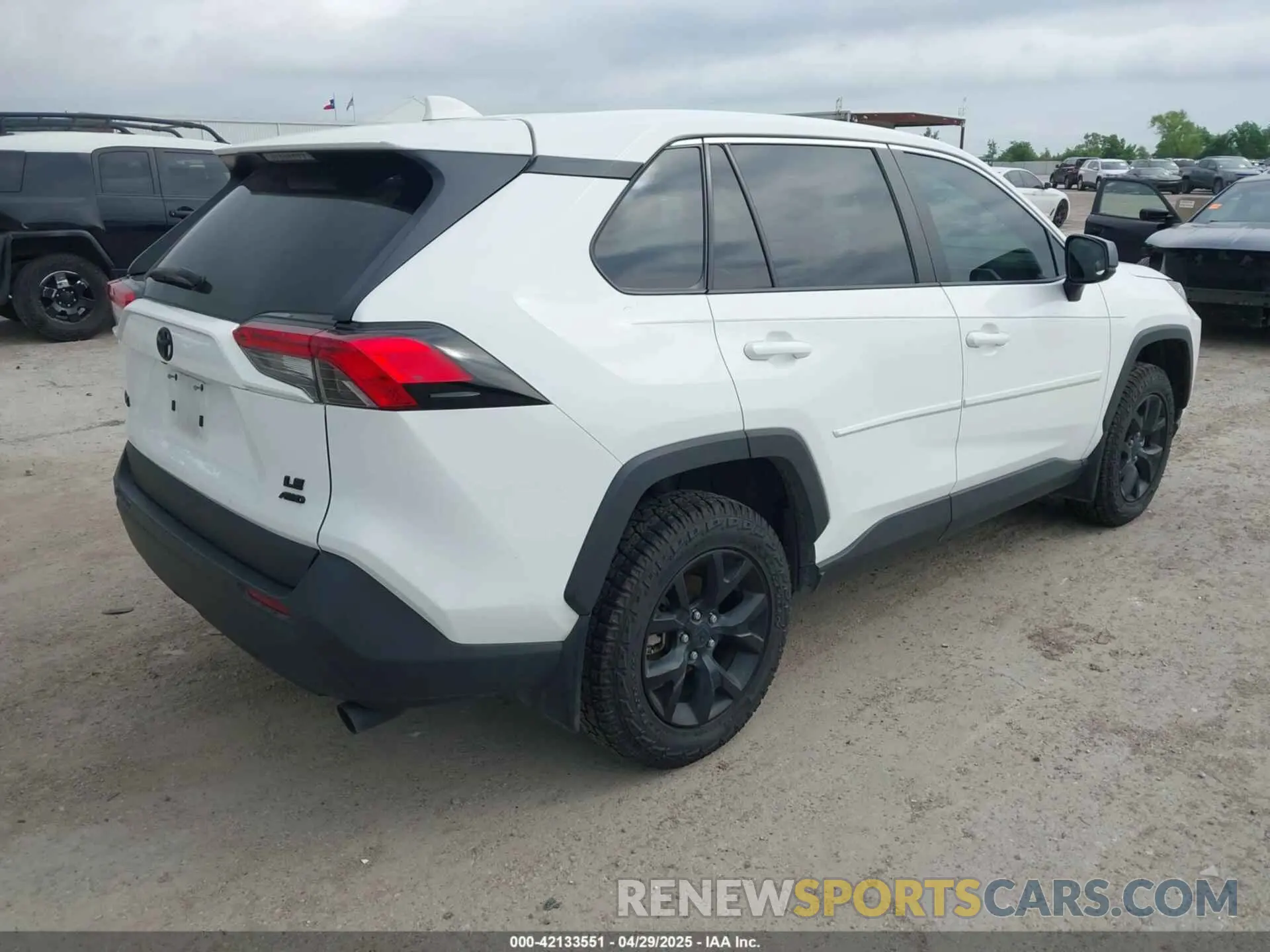 4 Photograph of a damaged car 2T3F1RFV5NC311314 TOYOTA RAV4 2022