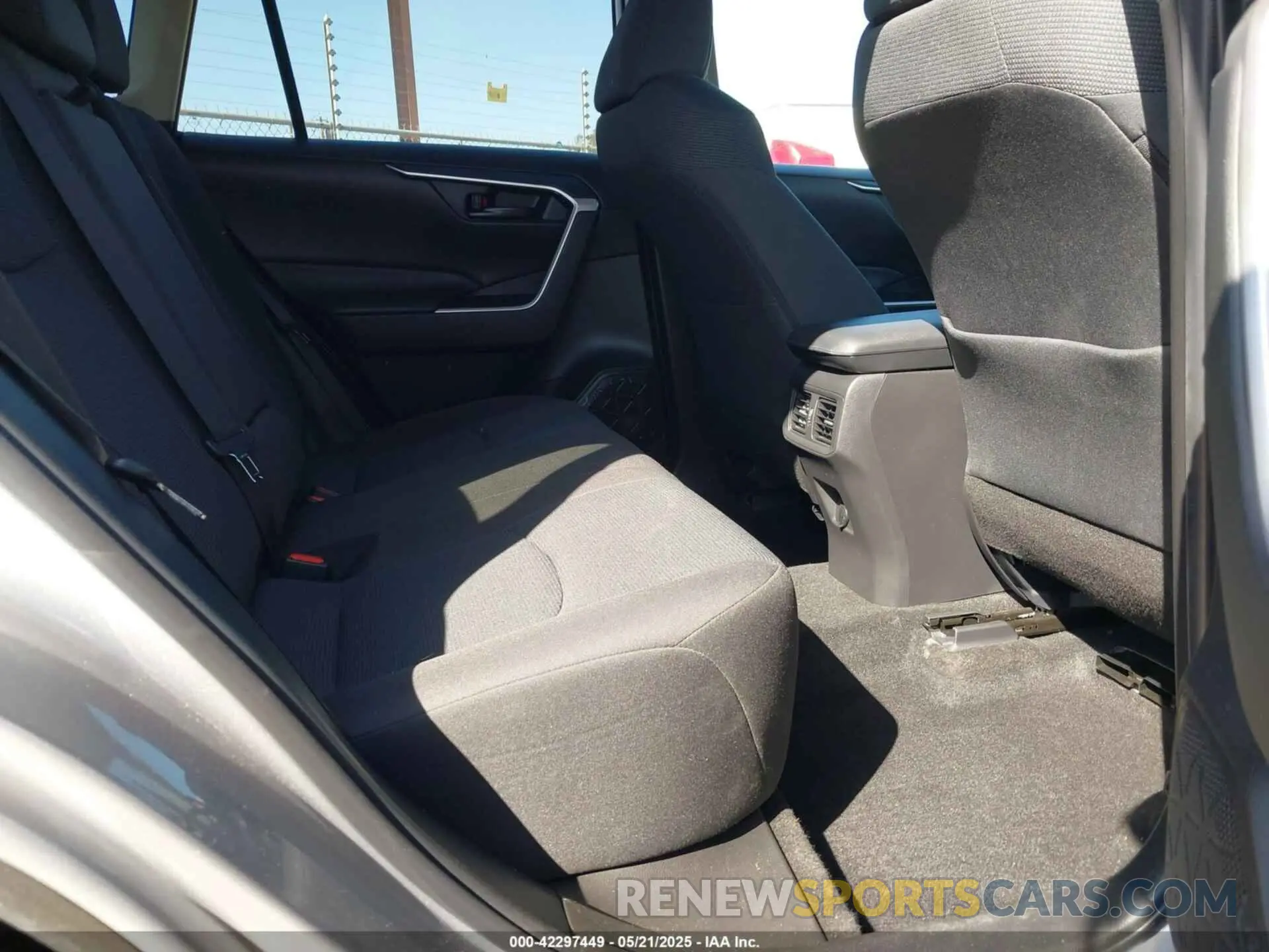 8 Photograph of a damaged car 2T3G1RFV4NC303838 TOYOTA RAV4 2022