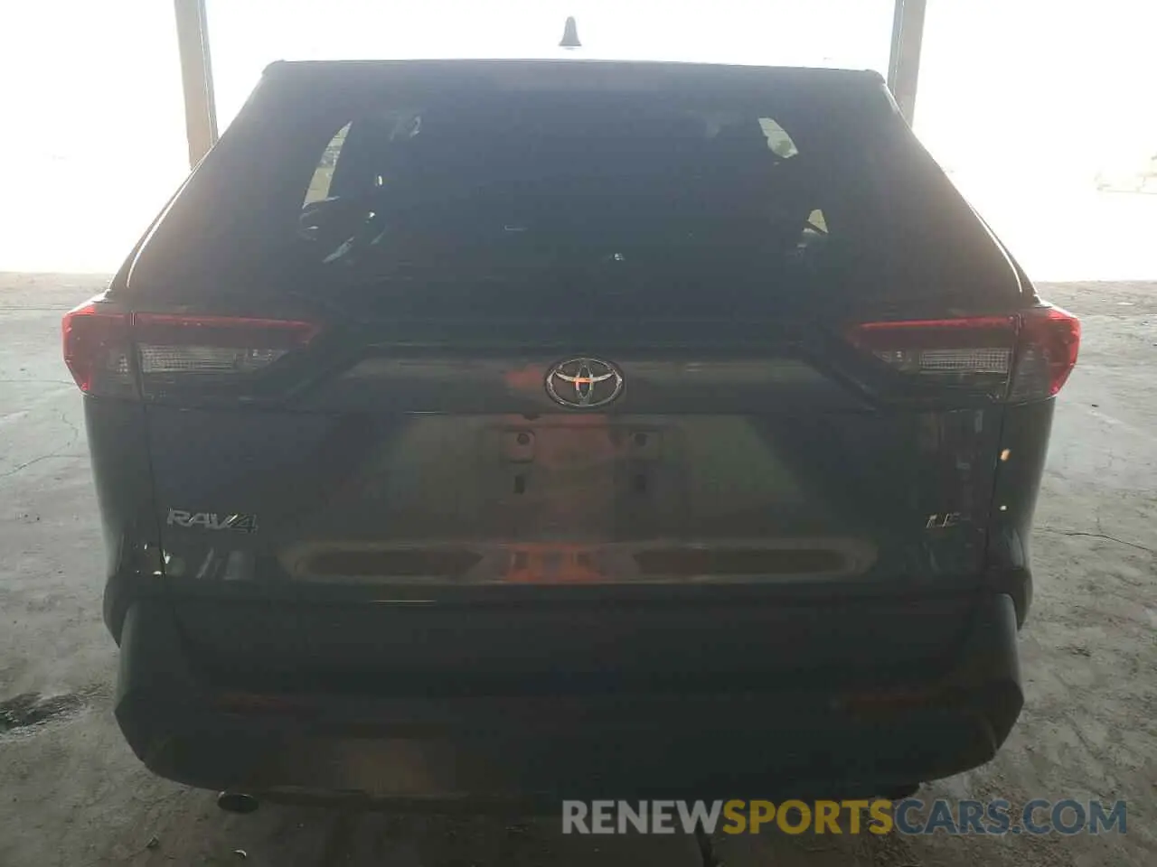 6 Photograph of a damaged car 2T3H1RFV0NW207675 TOYOTA RAV4 2022