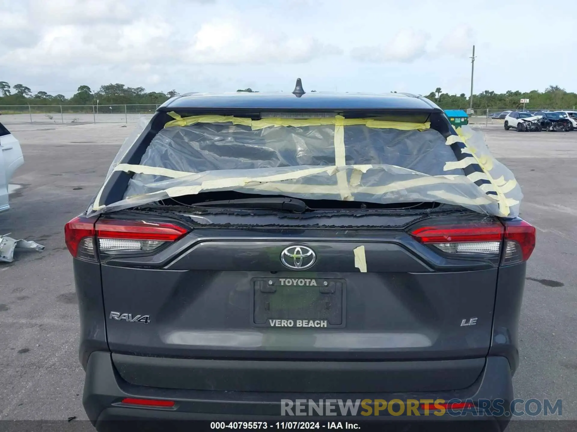 18 Photograph of a damaged car 2T3H1RFV0NW223536 TOYOTA RAV4 2022