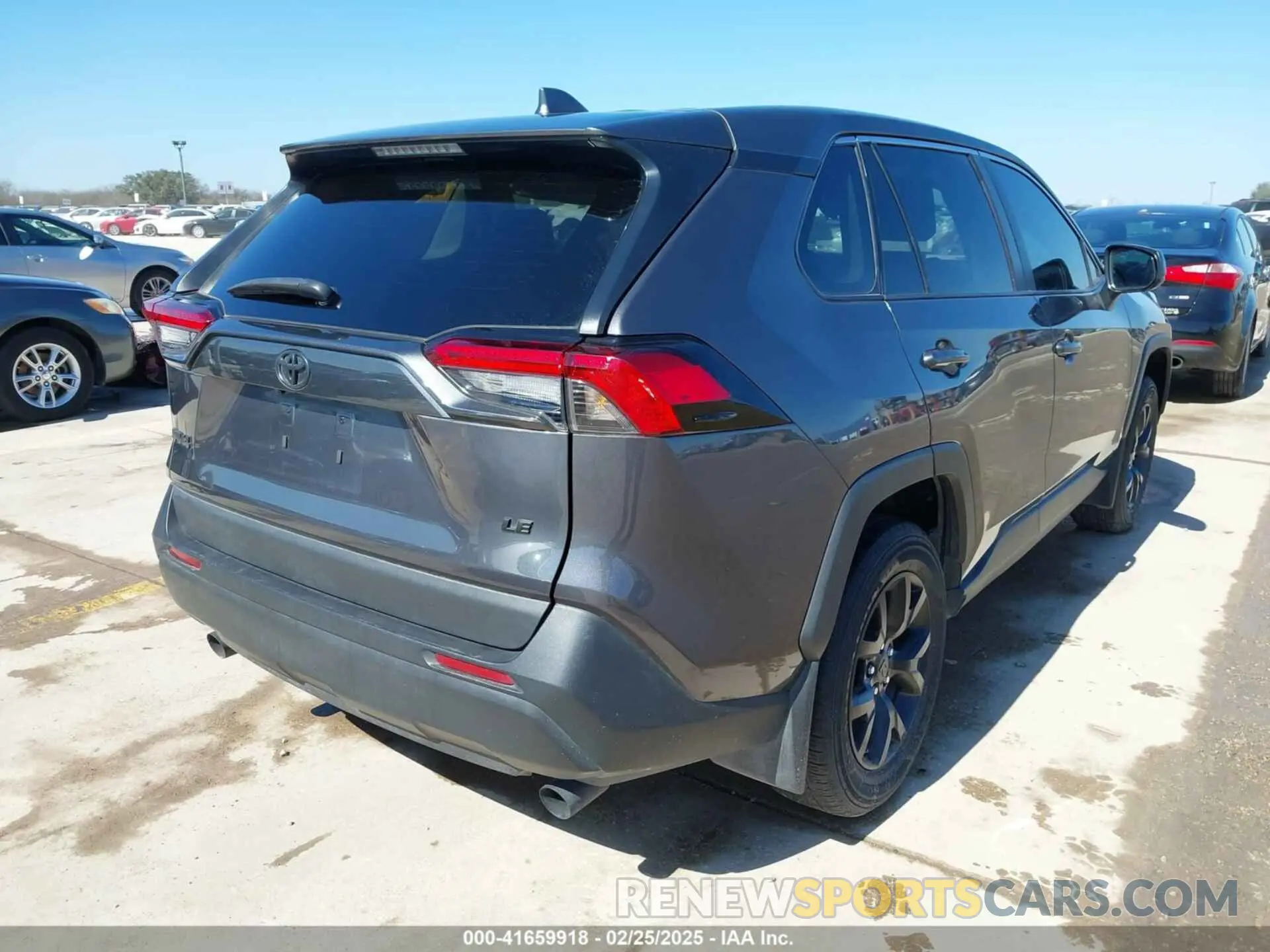 4 Photograph of a damaged car 2T3H1RFV2NW217236 TOYOTA RAV4 2022