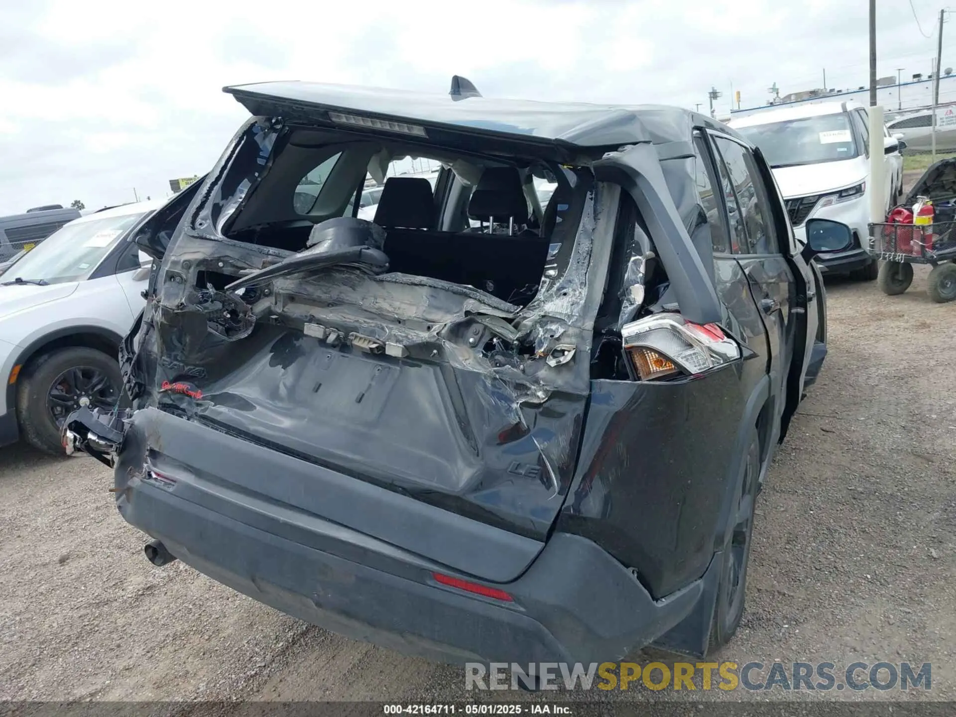 4 Photograph of a damaged car 2T3H1RFV3NW200543 TOYOTA RAV4 2022