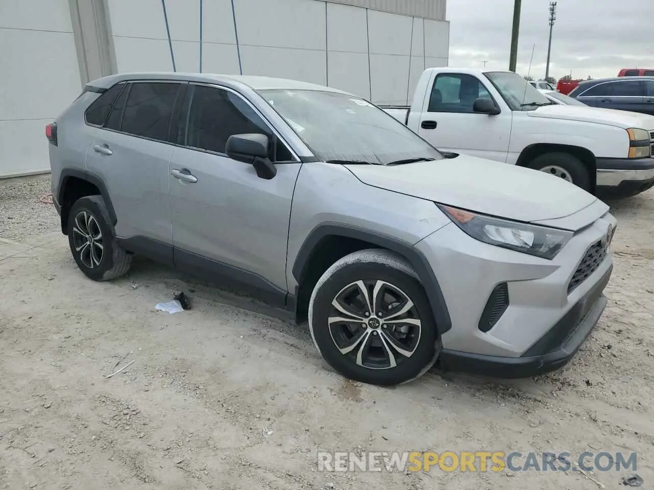 4 Photograph of a damaged car 2T3H1RFV4NC182877 TOYOTA RAV4 2022