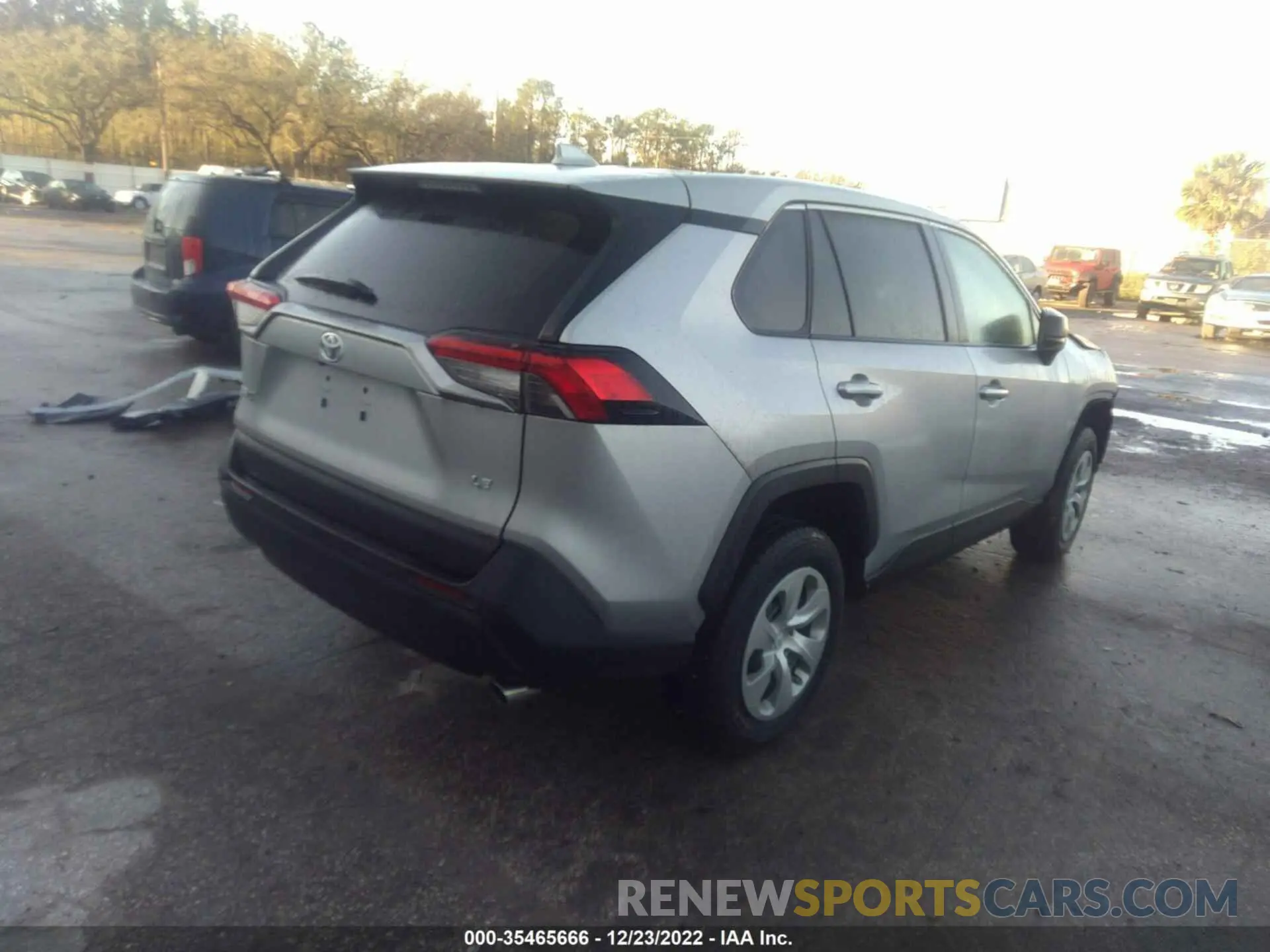 4 Photograph of a damaged car 2T3H1RFV5NW186662 TOYOTA RAV4 2022