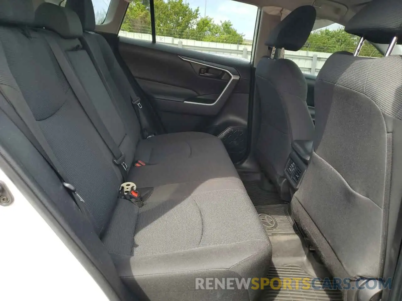 11 Photograph of a damaged car 2T3H1RFV9NC184852 TOYOTA RAV4 2022