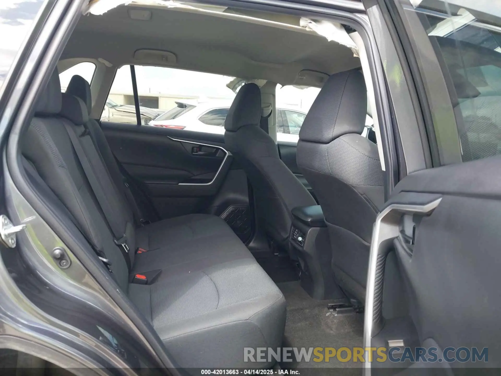8 Photograph of a damaged car 2T3H1RFV9NC189145 TOYOTA RAV4 2022