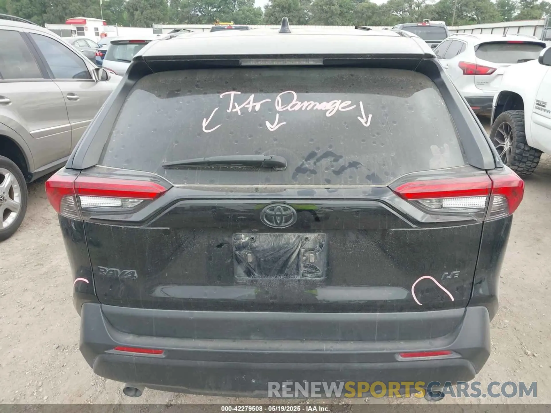 17 Photograph of a damaged car 2T3H1RFVXNC193754 TOYOTA RAV4 2022