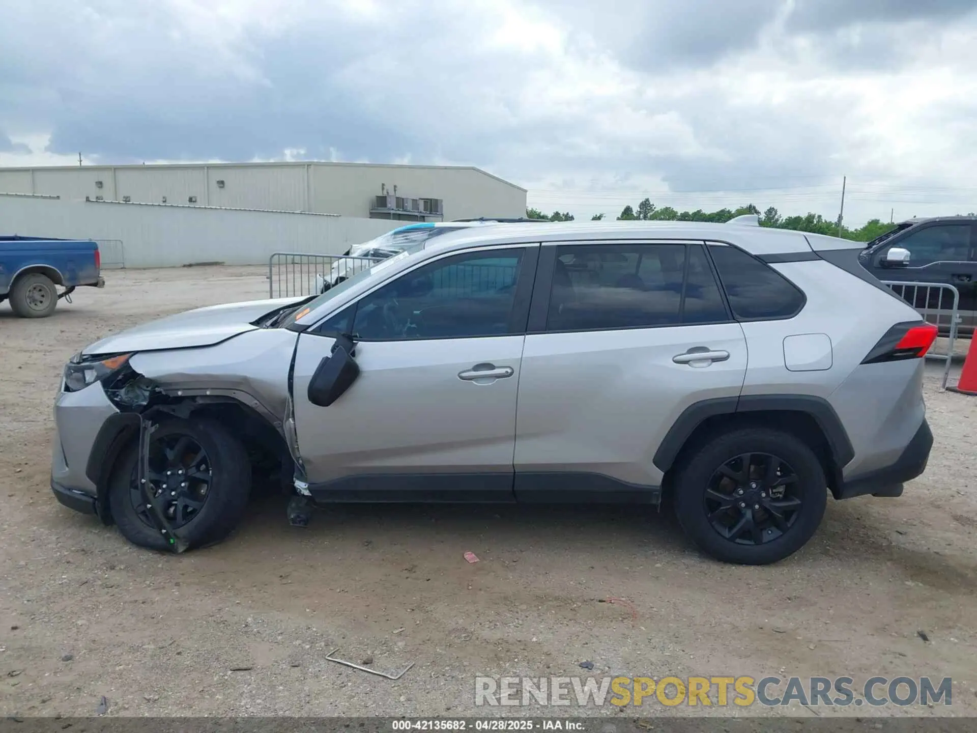 14 Photograph of a damaged car 2T3H1RFVXNC201352 TOYOTA RAV4 2022