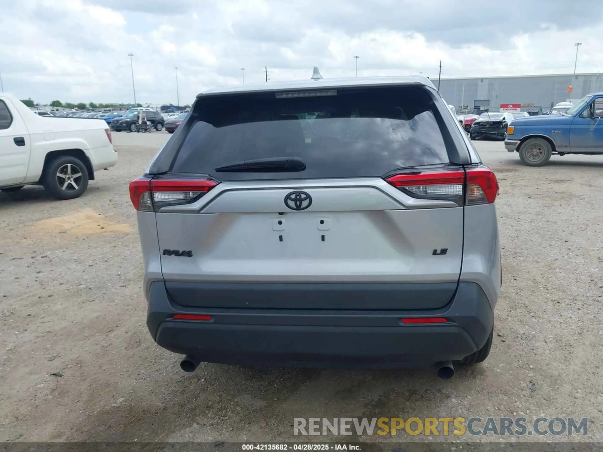 16 Photograph of a damaged car 2T3H1RFVXNC201352 TOYOTA RAV4 2022