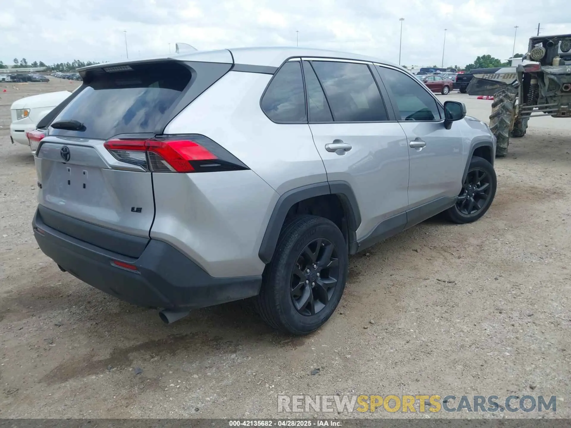 4 Photograph of a damaged car 2T3H1RFVXNC201352 TOYOTA RAV4 2022