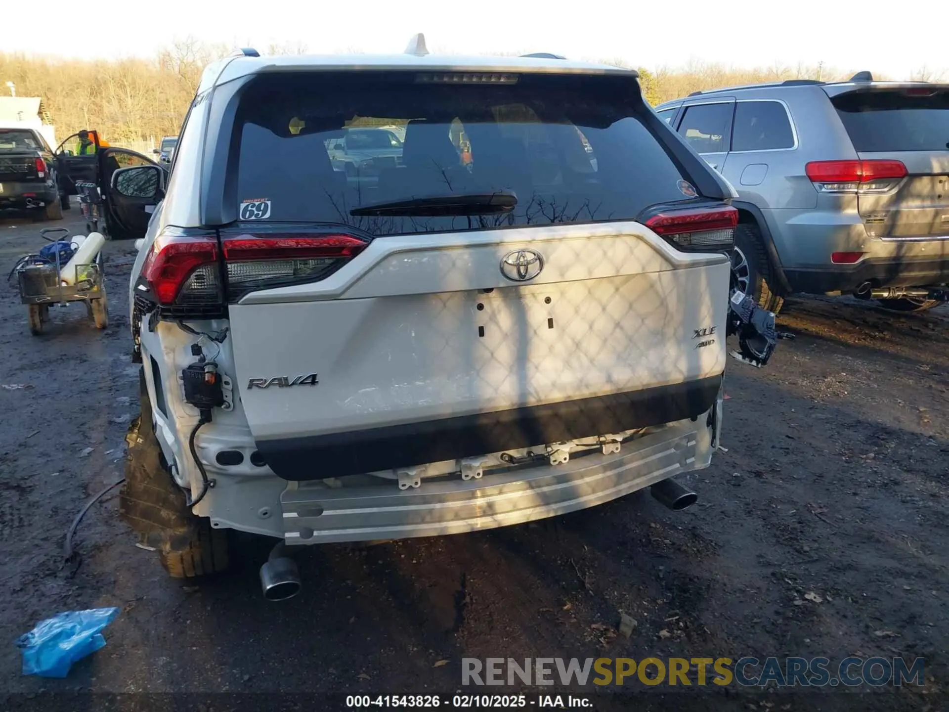 6 Photograph of a damaged car 2T3P1RFV4NC305332 TOYOTA RAV4 2022
