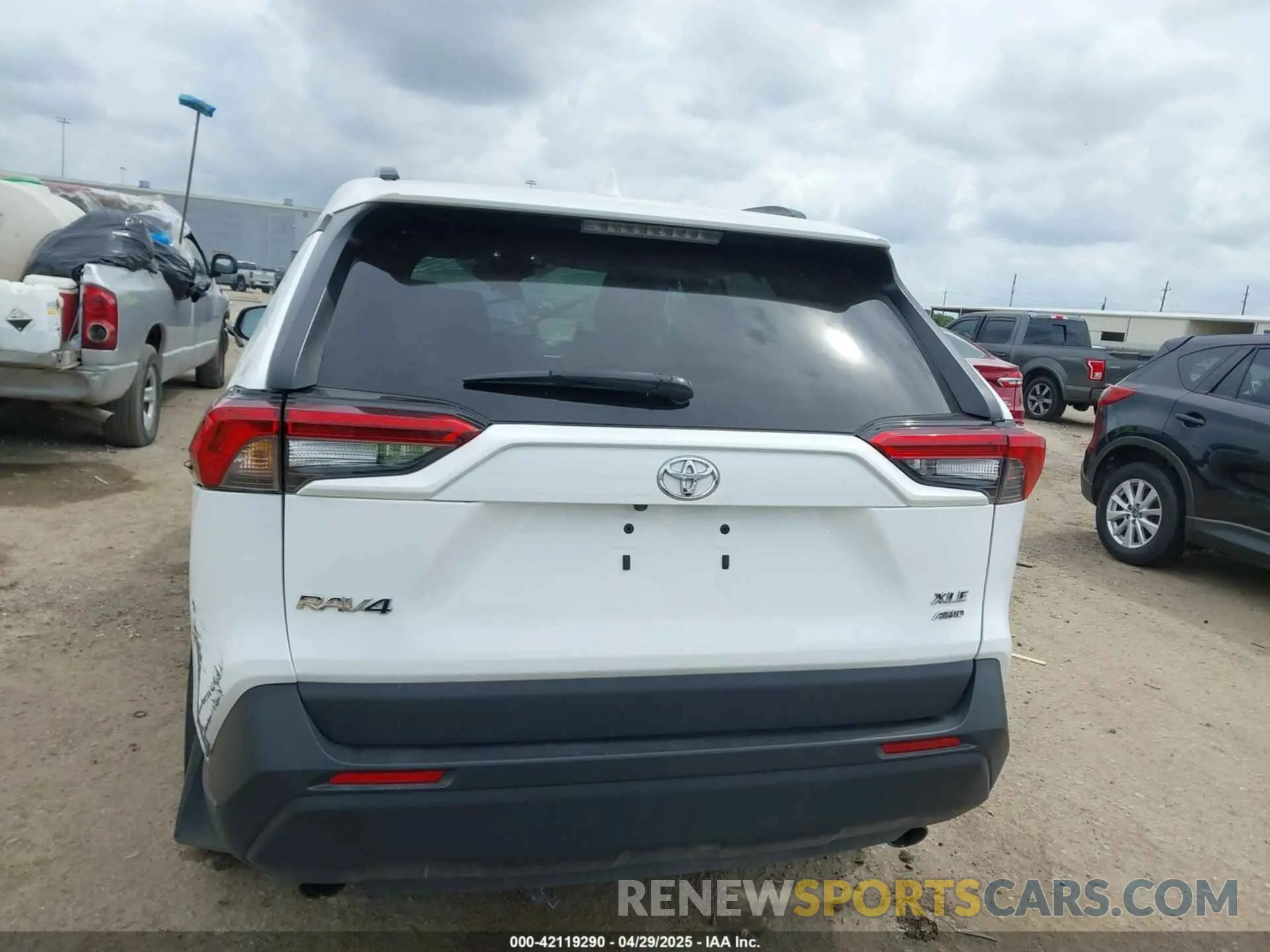 16 Photograph of a damaged car 2T3P1RFV6NC268137 TOYOTA RAV4 2022