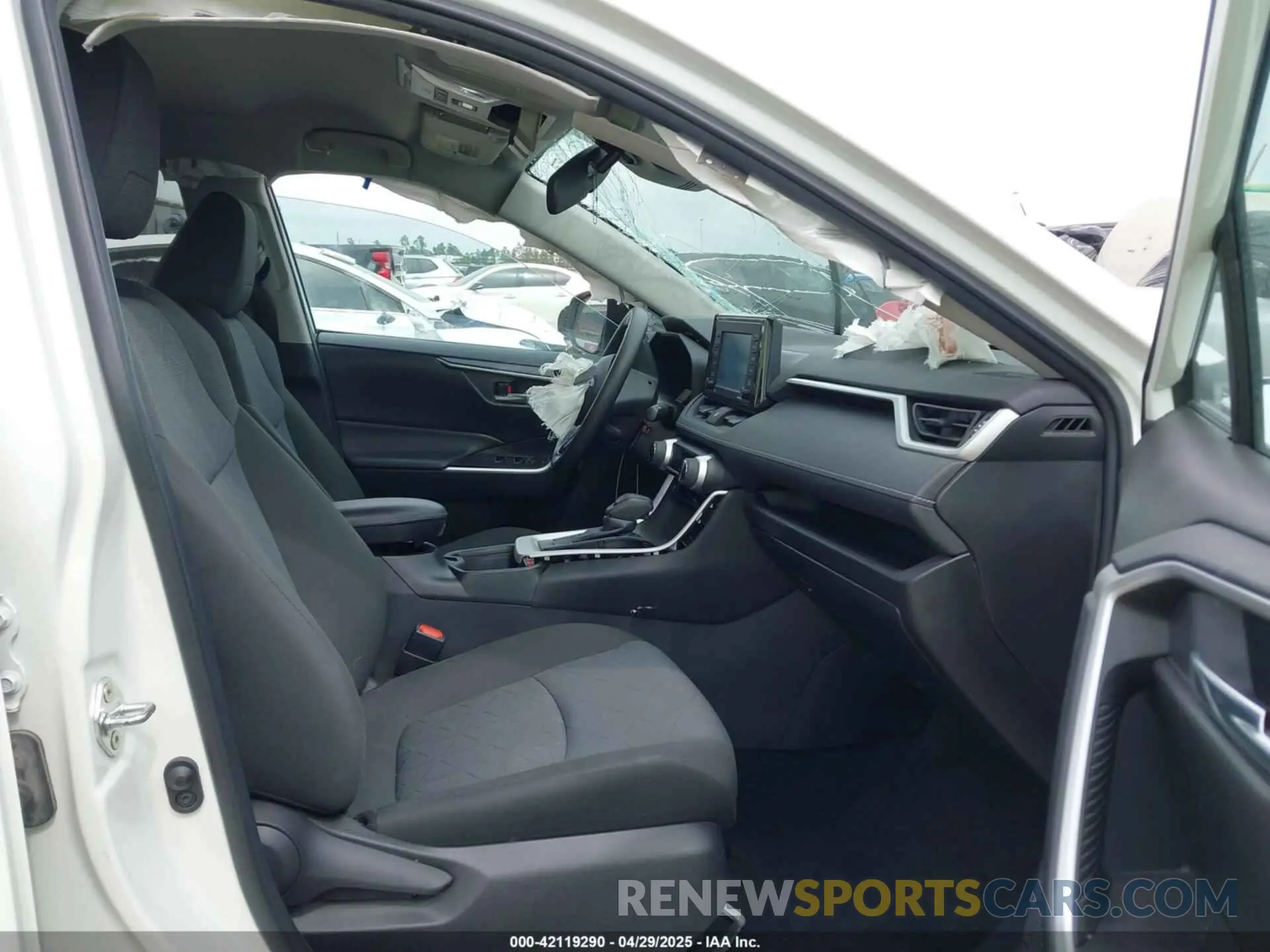 5 Photograph of a damaged car 2T3P1RFV6NC268137 TOYOTA RAV4 2022