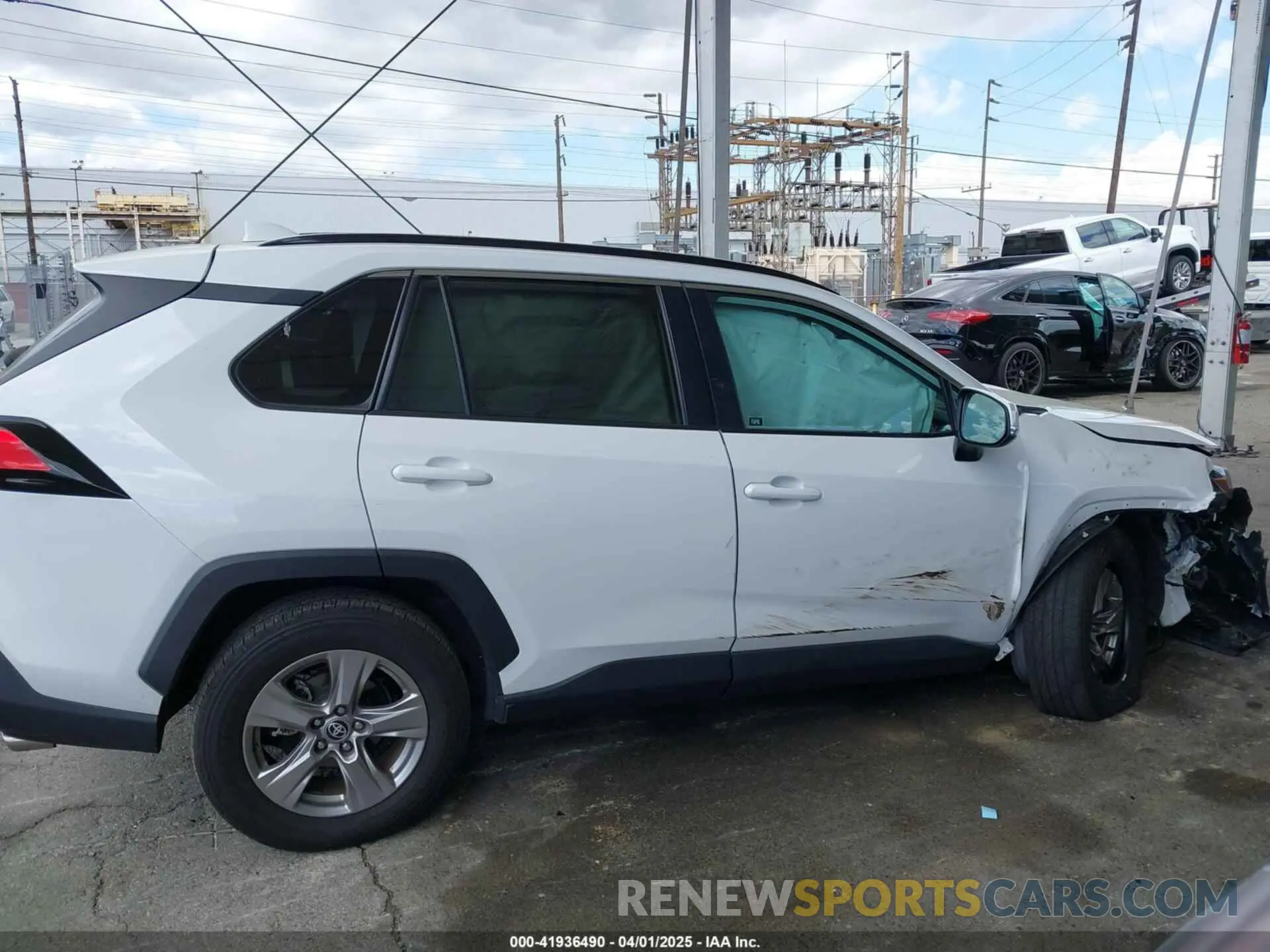 13 Photograph of a damaged car 2T3W1RFV3NW220752 TOYOTA RAV4 2022