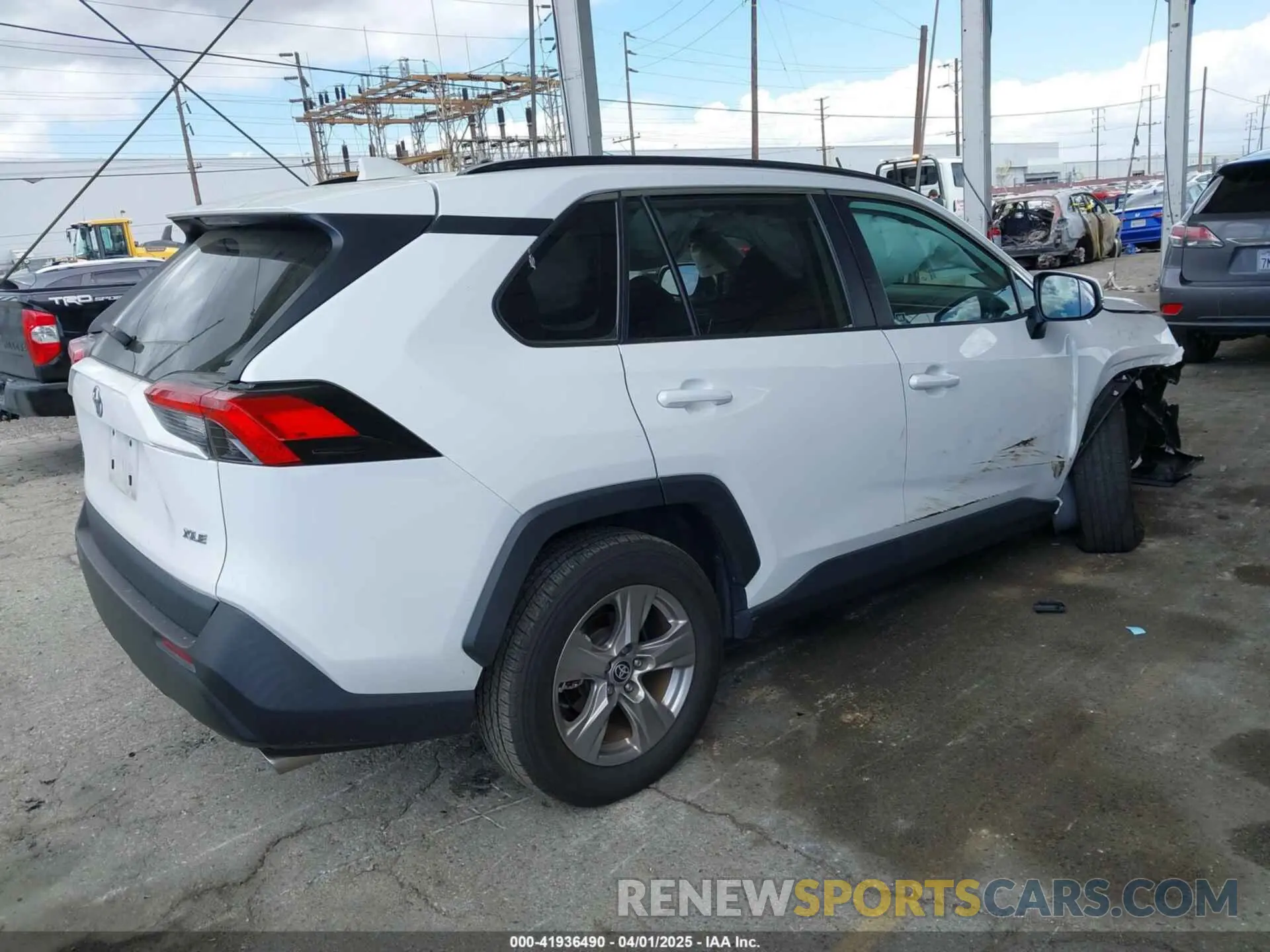 4 Photograph of a damaged car 2T3W1RFV3NW220752 TOYOTA RAV4 2022