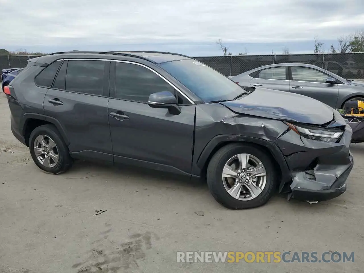 4 Photograph of a damaged car 2T3W1RFV4NC213195 TOYOTA RAV4 2022