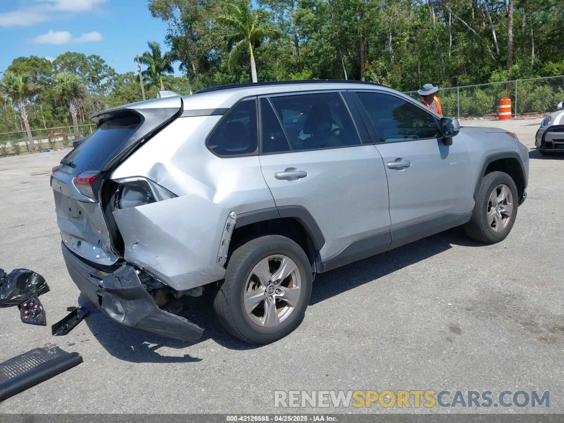 4 Photograph of a damaged car 2T3W1RFV5NW214323 TOYOTA RAV4 2022