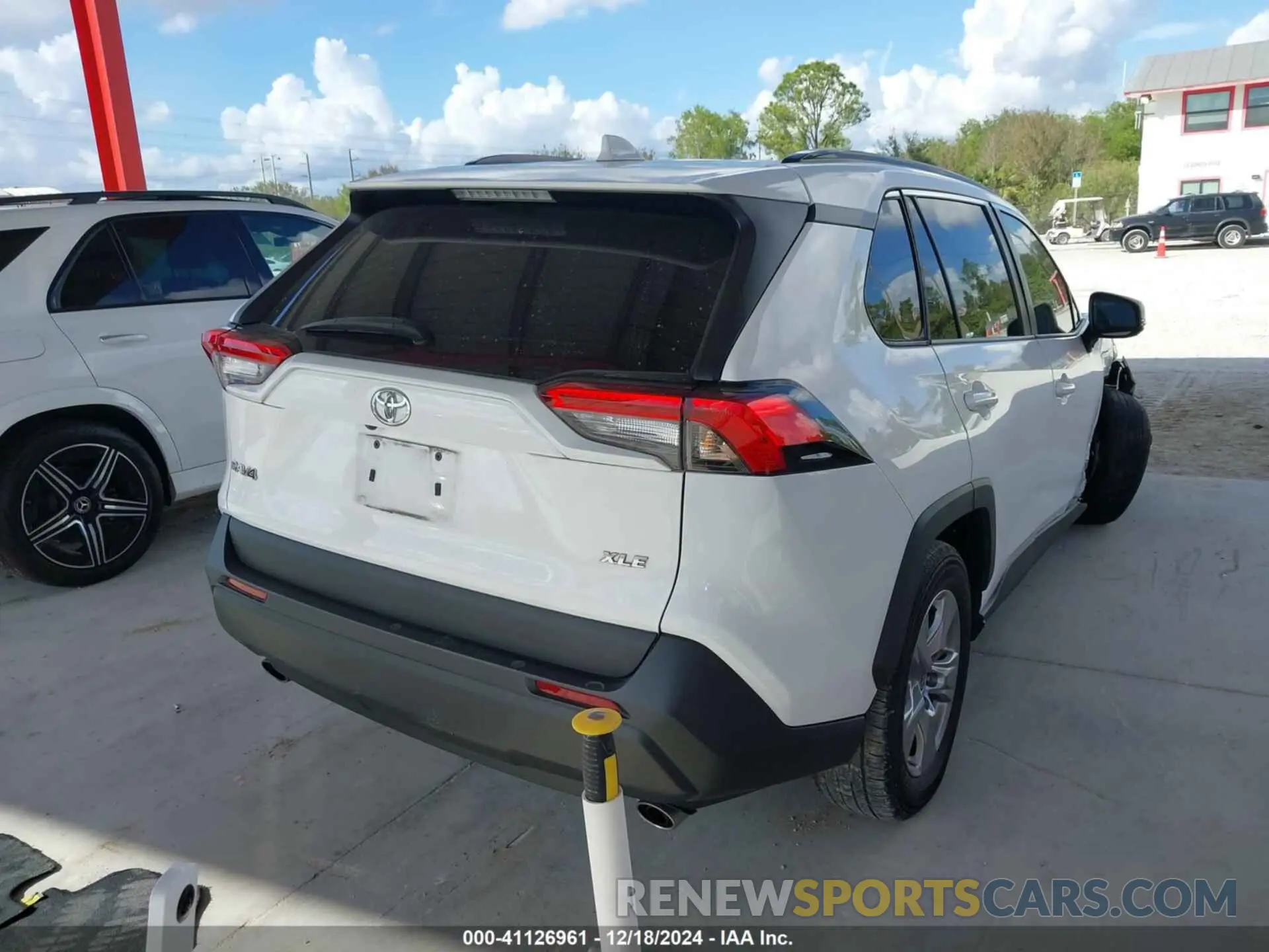 4 Photograph of a damaged car 2T3W1RFV6NW187794 TOYOTA RAV4 2022