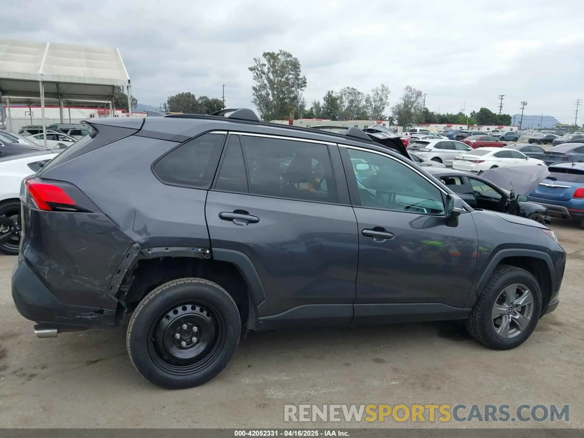 14 Photograph of a damaged car 2T3W1RFV8NW190406 TOYOTA RAV4 2022