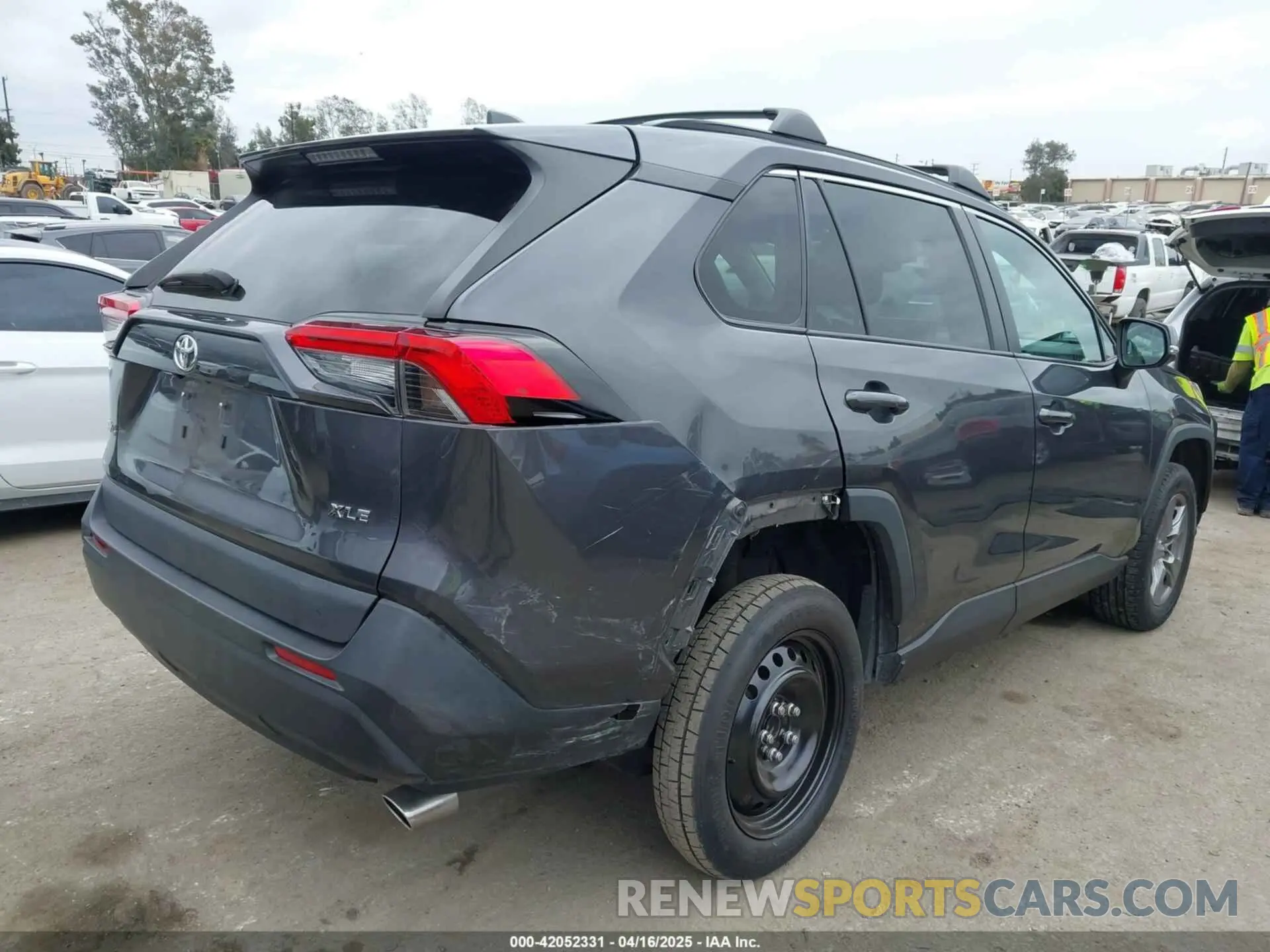 4 Photograph of a damaged car 2T3W1RFV8NW190406 TOYOTA RAV4 2022