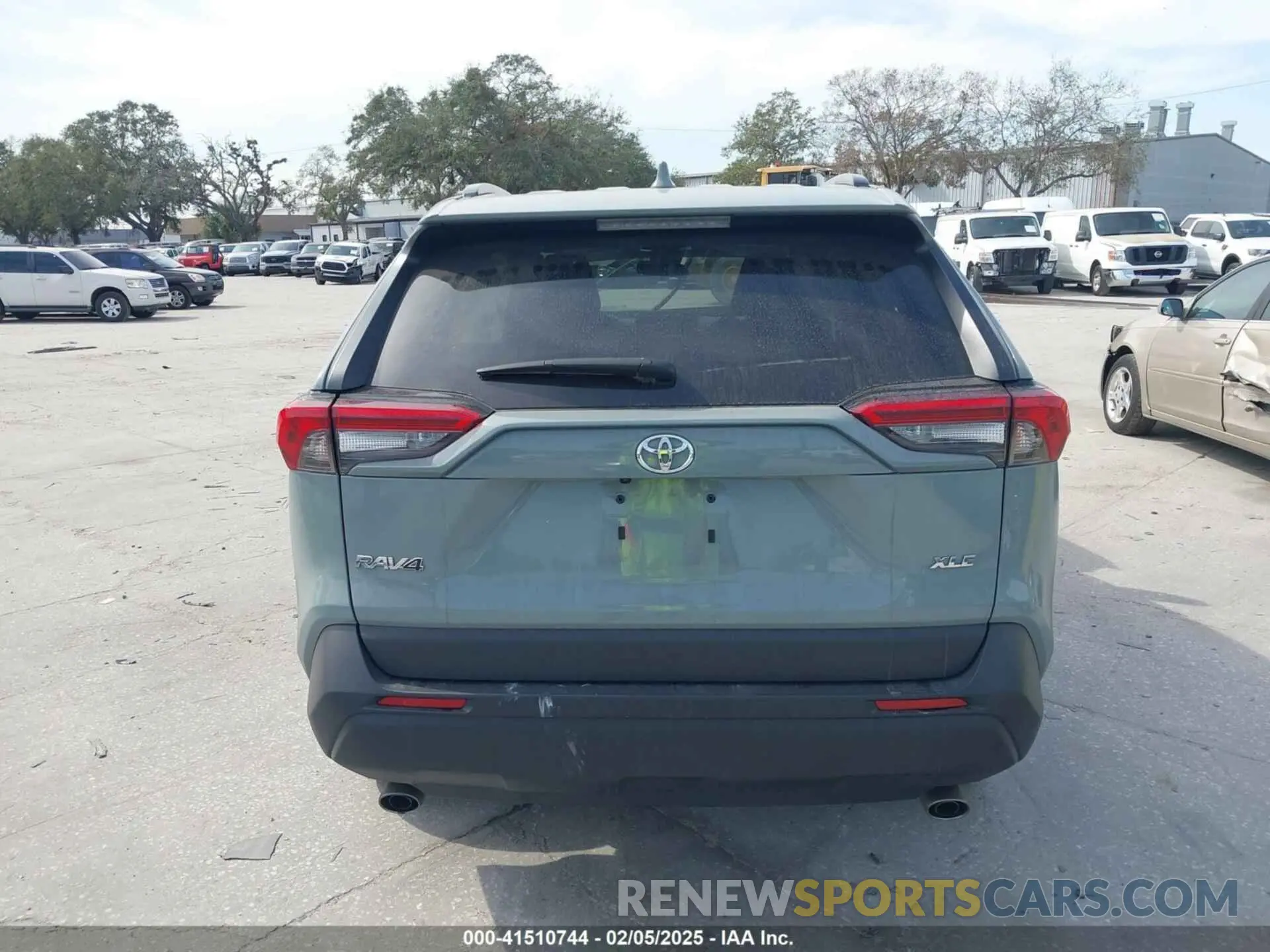 16 Photograph of a damaged car 2T3W1RFV8NW203056 TOYOTA RAV4 2022