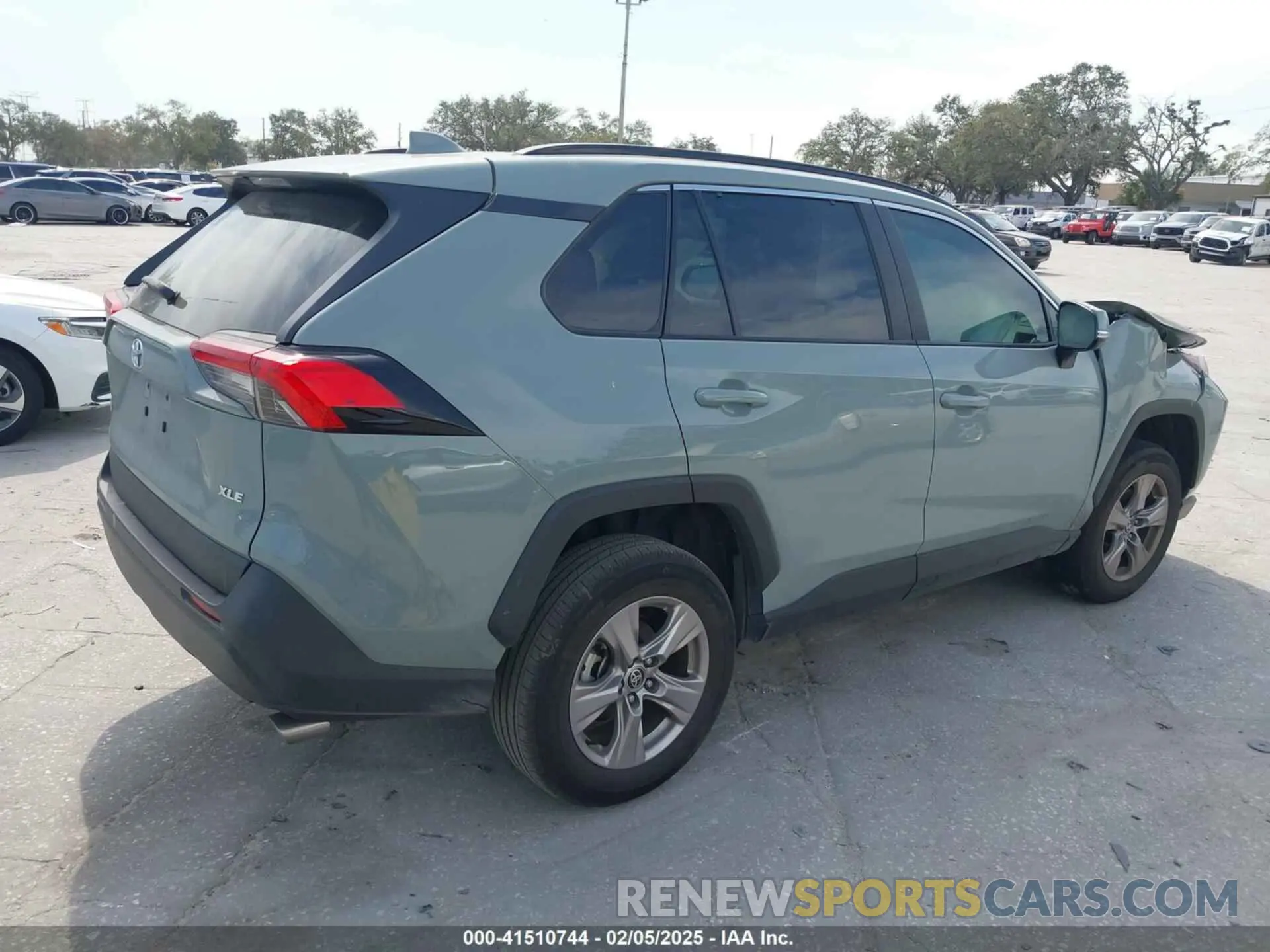 4 Photograph of a damaged car 2T3W1RFV8NW203056 TOYOTA RAV4 2022