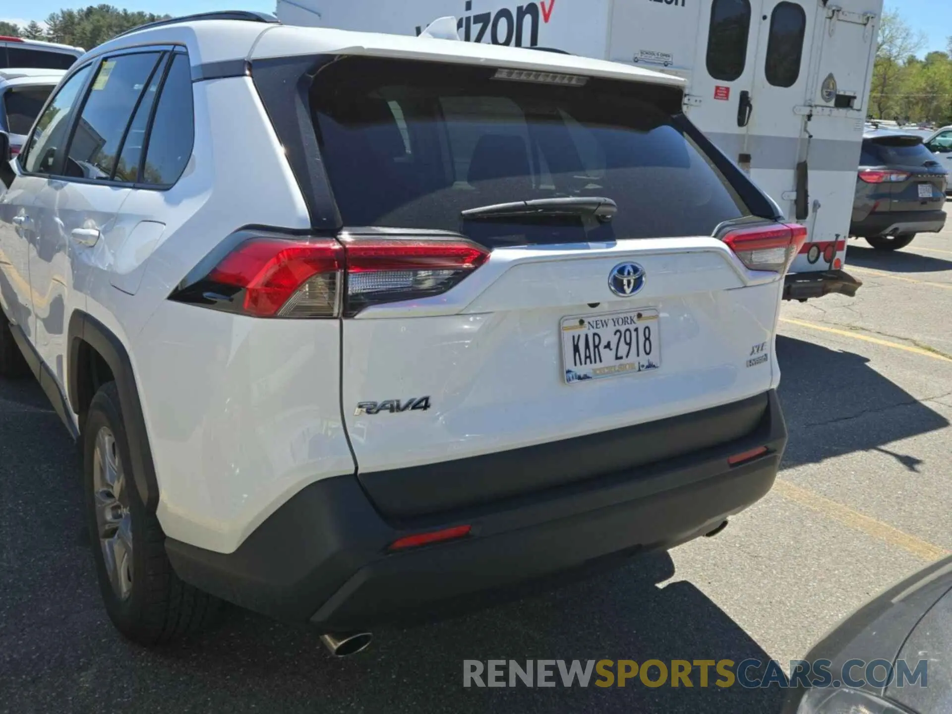 18 Photograph of a damaged car JTMRWRFV4ND164509 TOYOTA RAV4 2022
