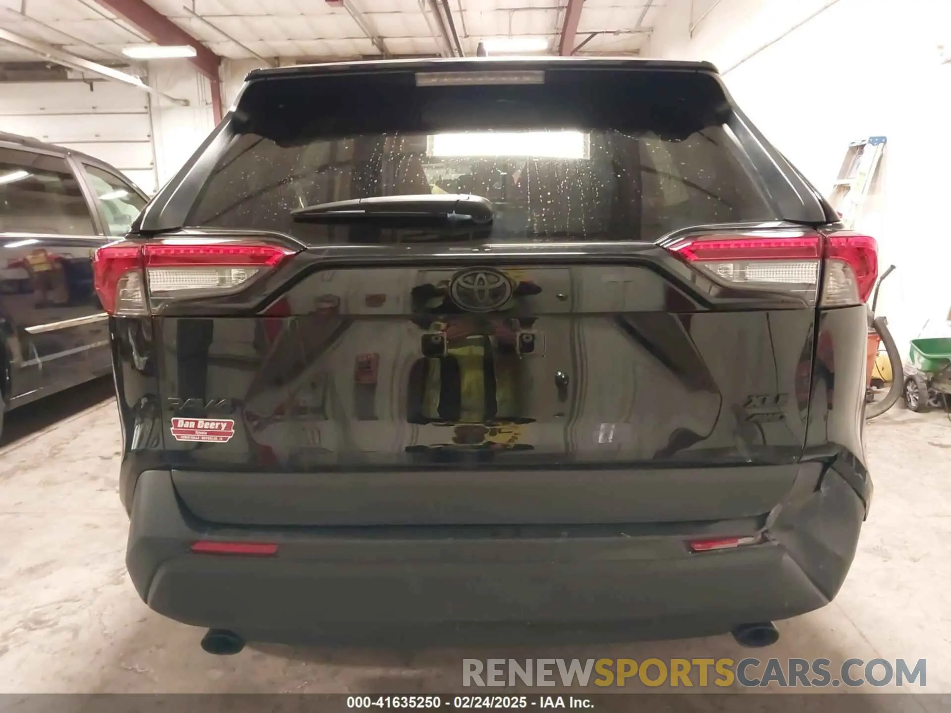 17 Photograph of a damaged car 2T3A1RFV6PC392062 TOYOTA RAV4 2023