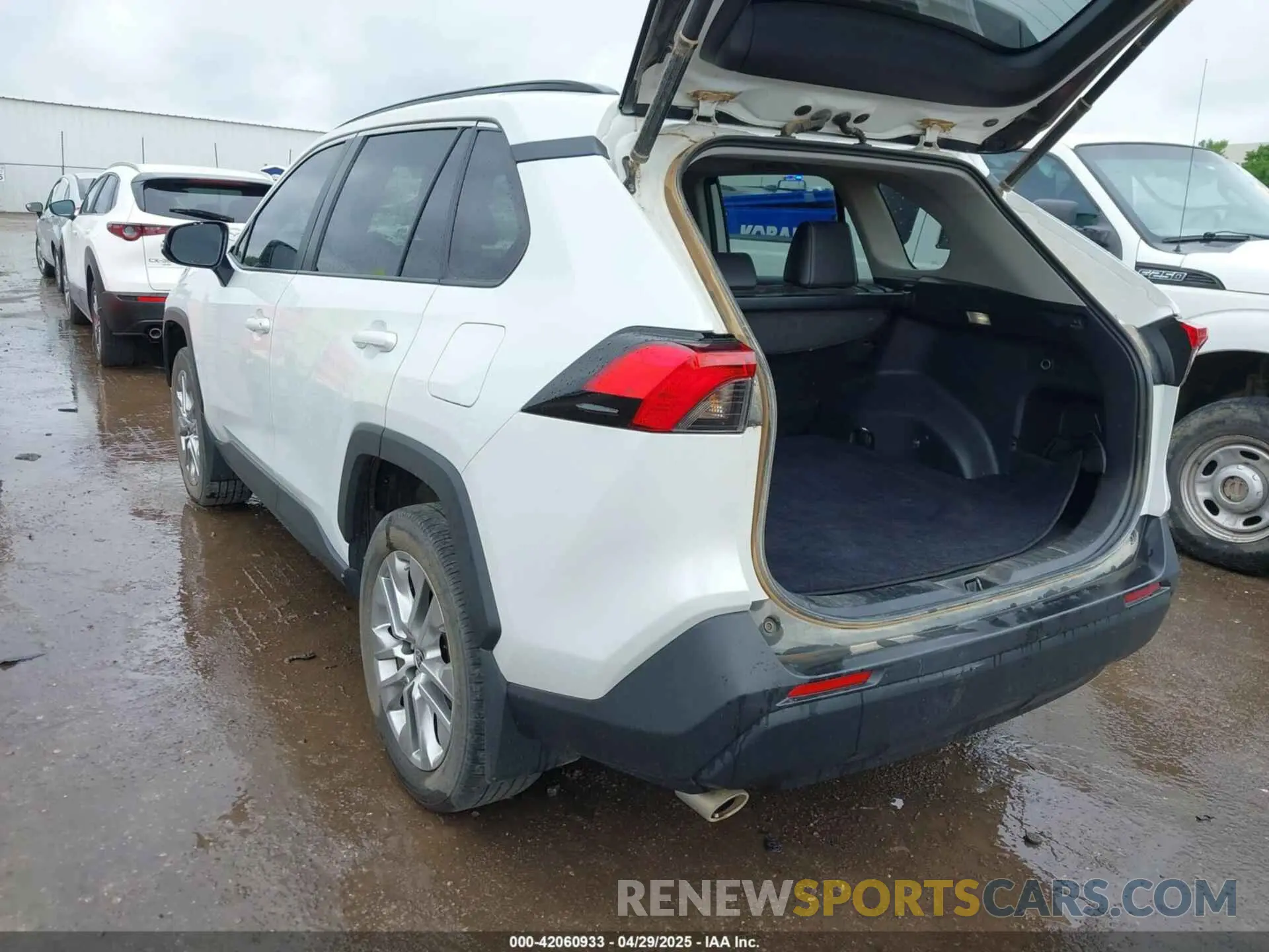 3 Photograph of a damaged car 2T3C1RFVXPW283644 TOYOTA RAV4 2023