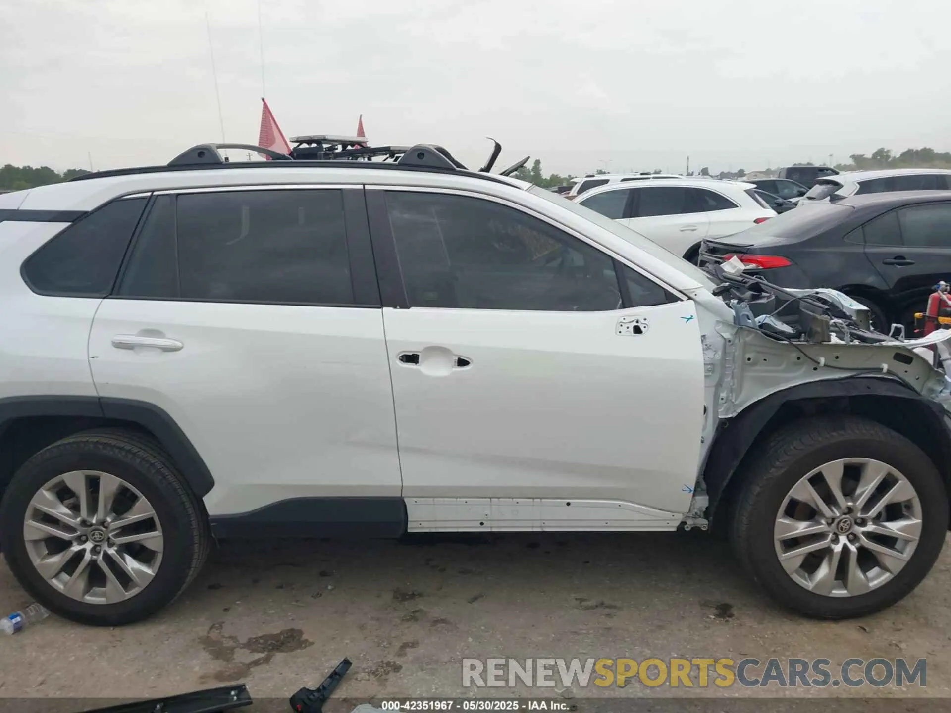 14 Photograph of a damaged car 2T3Y1RFV8PW283292 TOYOTA RAV4 2023