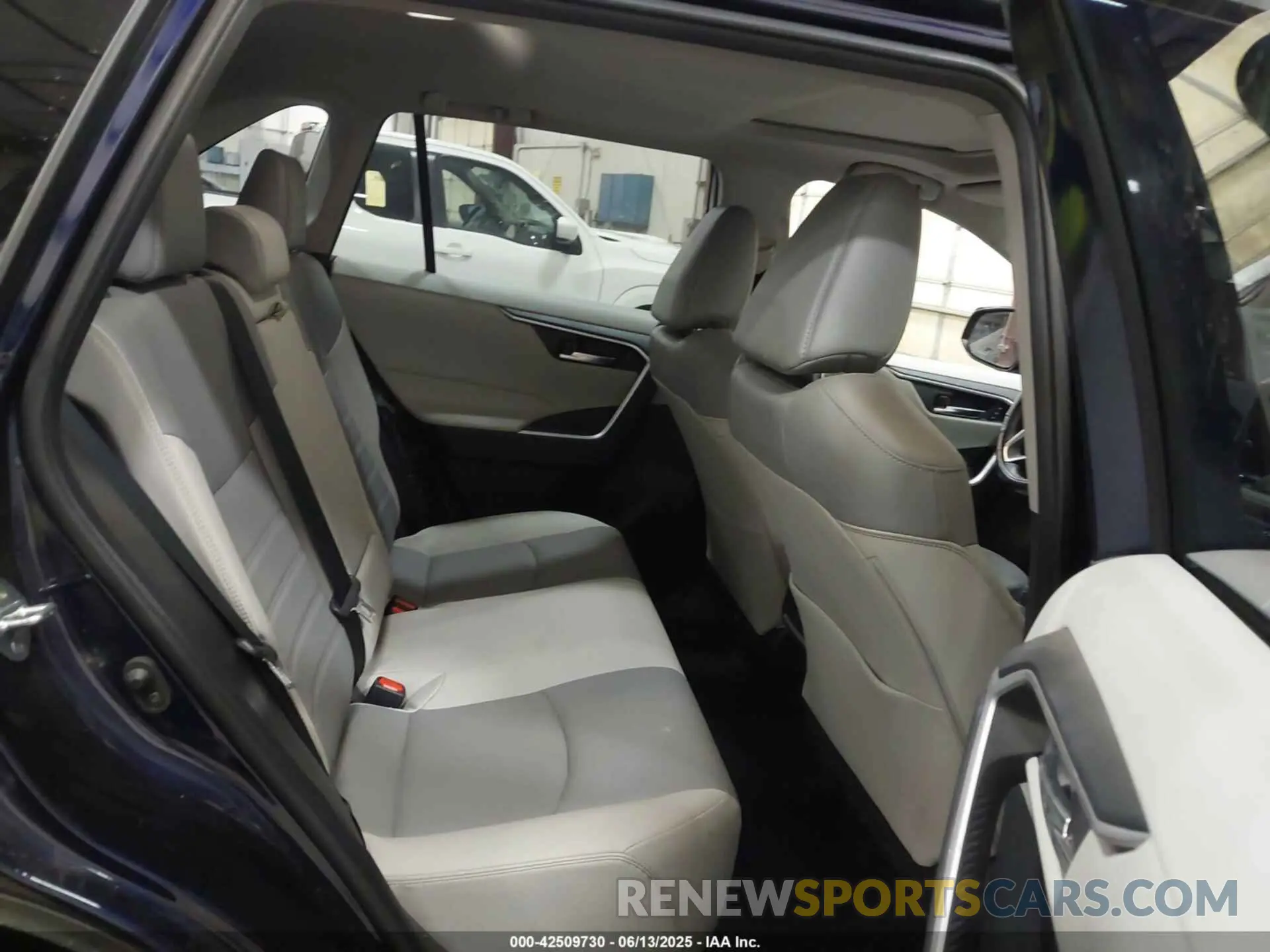 8 Фотография поврежденного автомобиля JTMA1RFV7PD097029 TOYOTA RAV4 2023