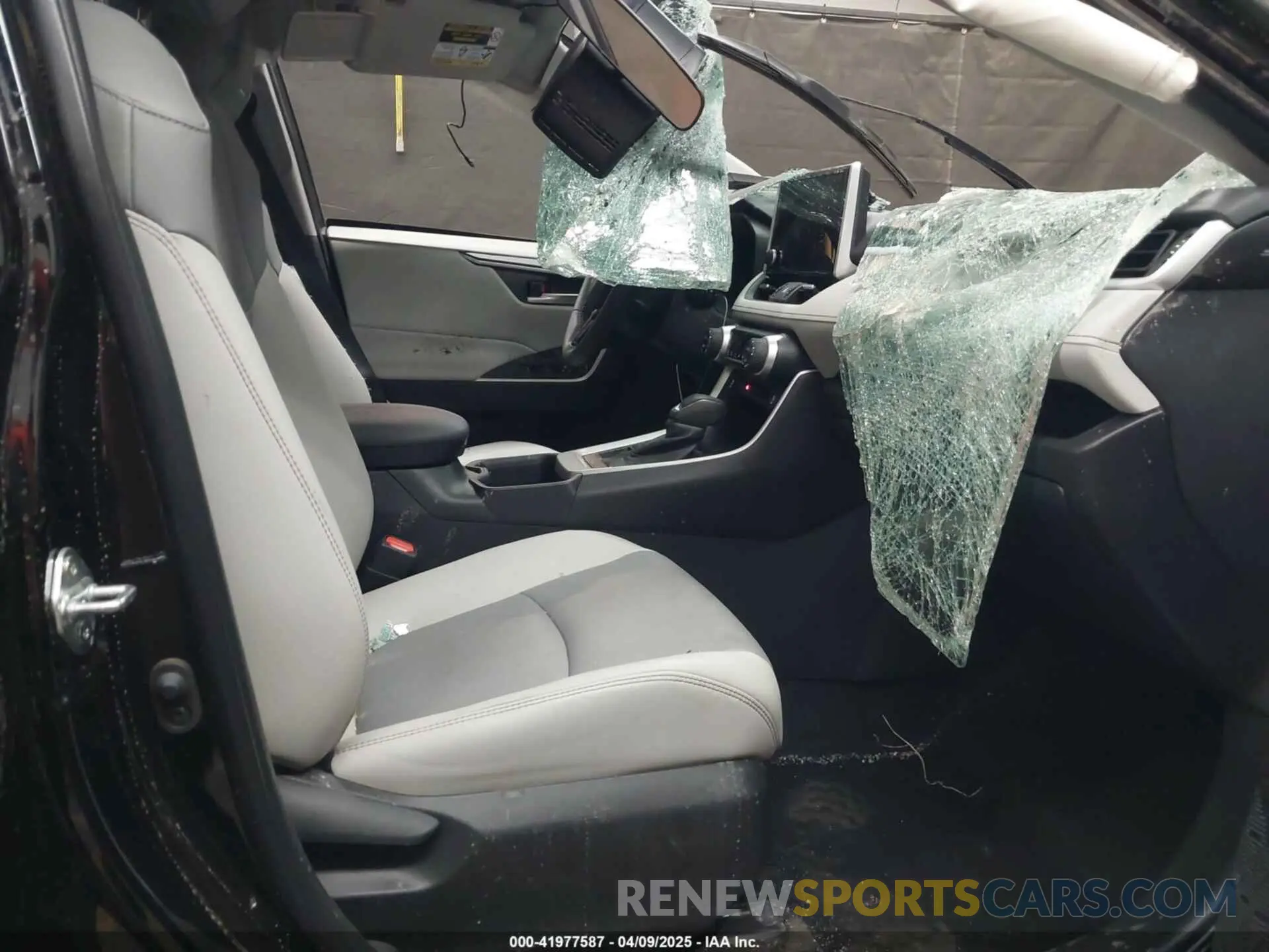 5 Photograph of a damaged car 2T3A1RFV3RC405031 TOYOTA RAV4 2024