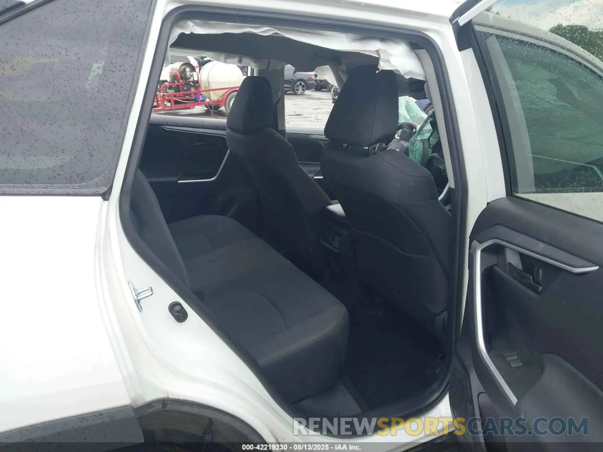 8 Photograph of a damaged car 2T3G1RFV4RC418980 TOYOTA RAV4 2024