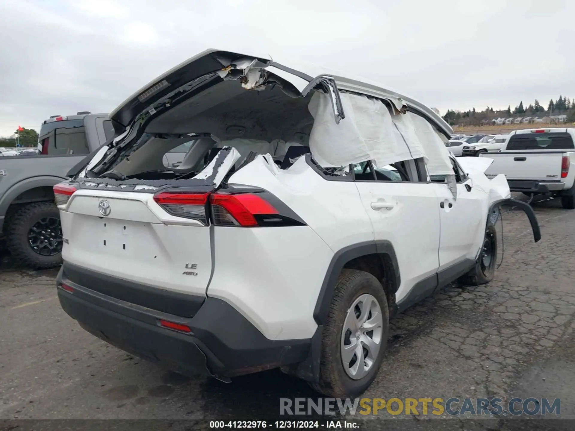 4 Photograph of a damaged car 2T3G1RFV5RC449686 TOYOTA RAV4 2024