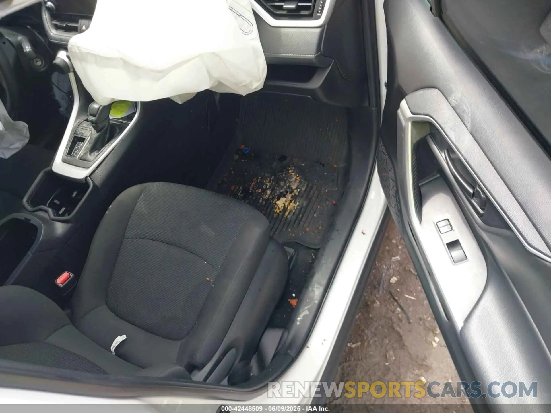 5 Photograph of a damaged car 2T3H1RFV0RW318300 TOYOTA RAV4 2024