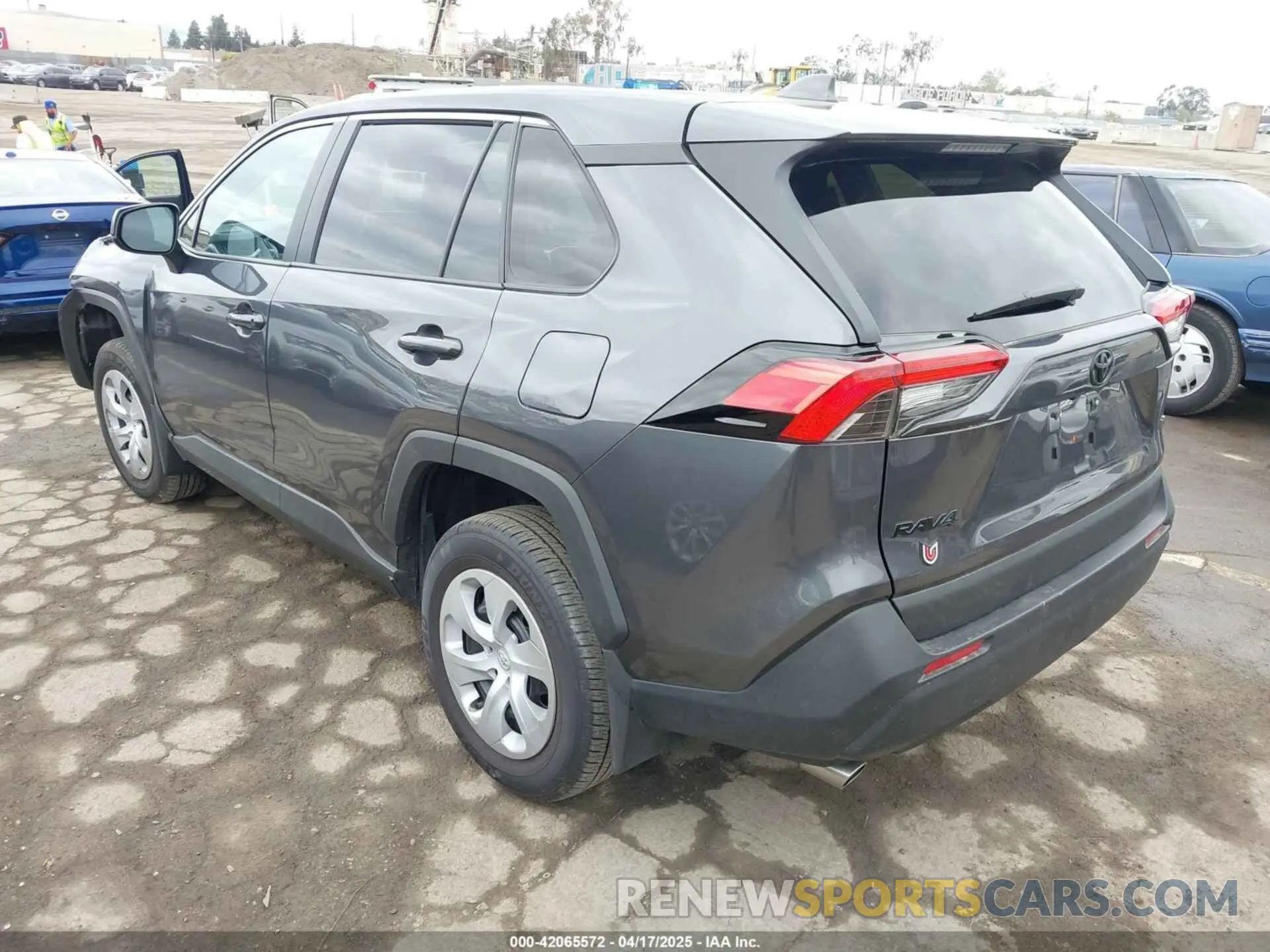 3 Фотография поврежденного автомобиля 2T3H1RFV2RC302021 TOYOTA RAV4 2024