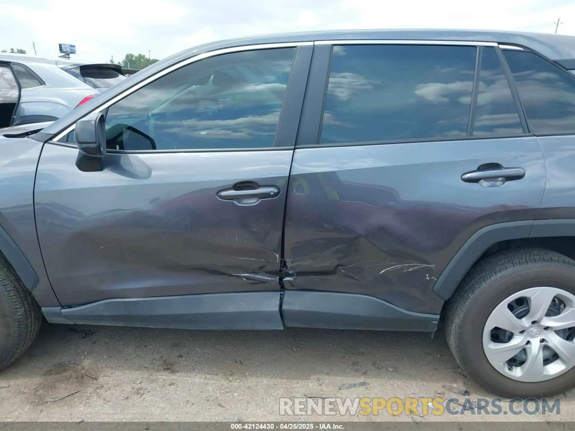 14 Photograph of a damaged car 2T3H1RFV3RC302772 TOYOTA RAV4 2024