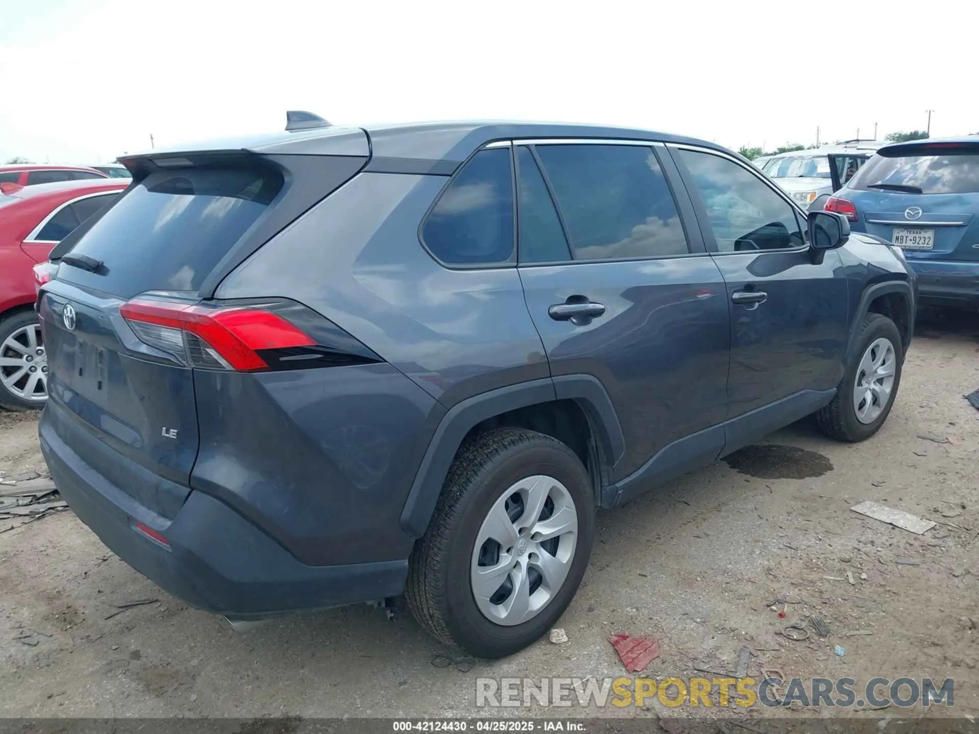 4 Photograph of a damaged car 2T3H1RFV3RC302772 TOYOTA RAV4 2024