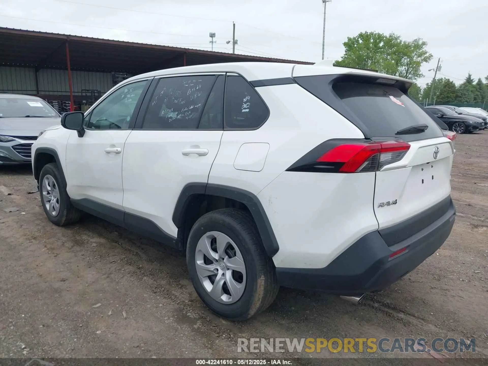 3 Фотография поврежденного автомобиля 2T3H1RFV9RW323351 TOYOTA RAV4 2024
